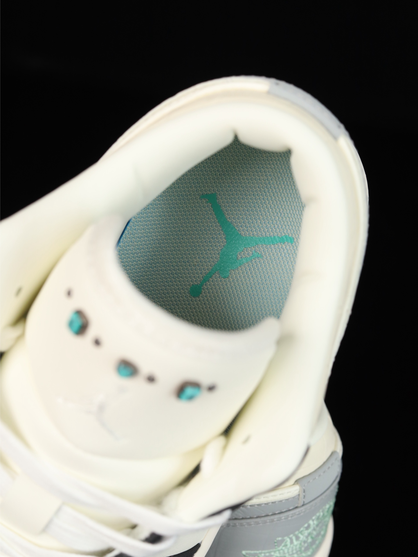 💰100
M版•头层极致性价比·Nike Air Jordan 1 Low
无原鞋不开发 原厂内置气垫魔块 A模大底 头层小牛皮 鞋舌AJ原厂专用牛津布+AJ专用反口珍珠布+原厂无杂质高弹内里海棉+特殊封边弹力鞋带
货号: IO2242-101
Size :36 36.5 37.5 38 38.5 39 40 40.5 41 42 42.5 43 44 44.5 45 46