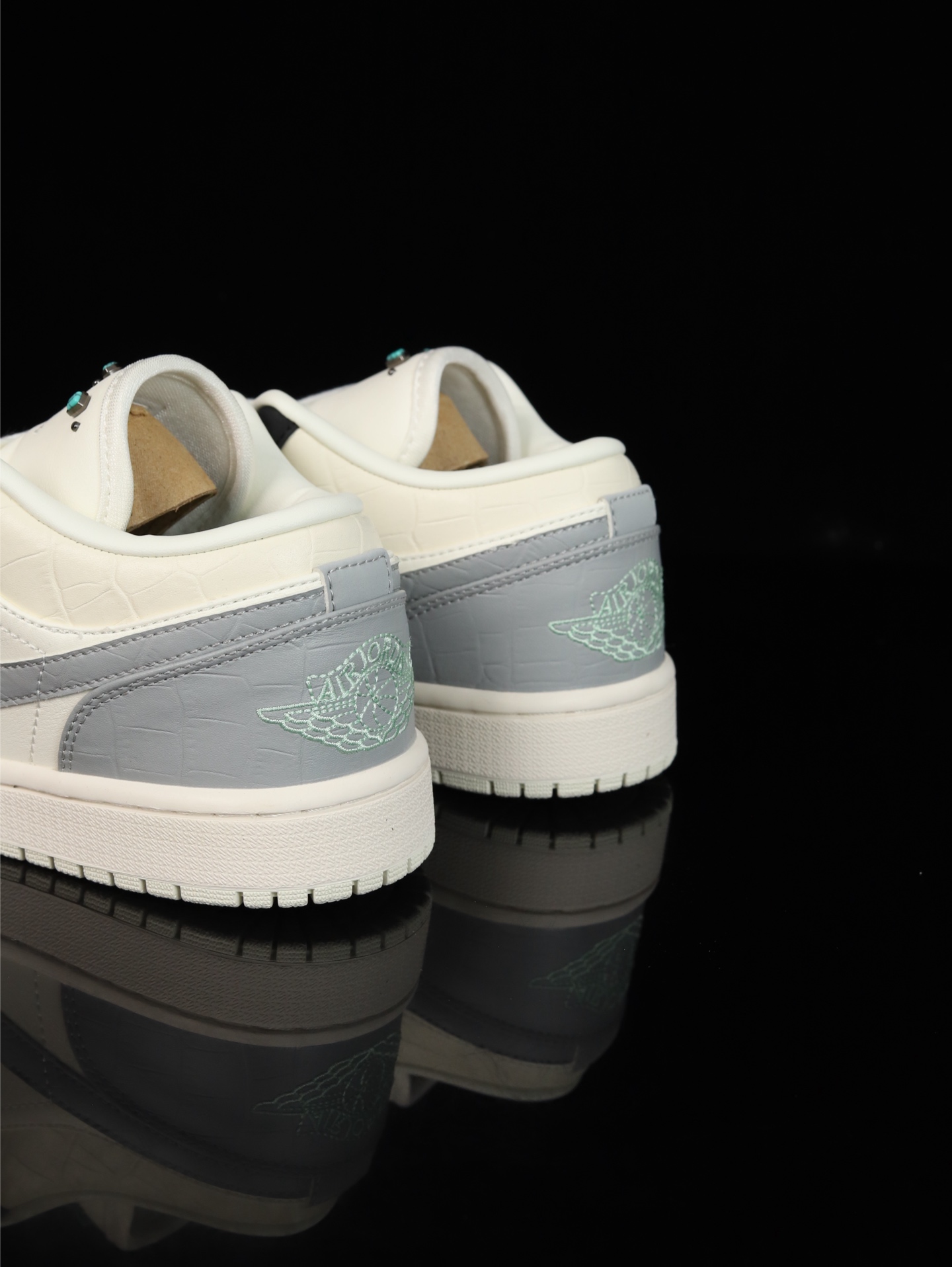 💰100
M版•头层极致性价比·Nike Air Jordan 1 Low
无原鞋不开发 原厂内置气垫魔块 A模大底 头层小牛皮 鞋舌AJ原厂专用牛津布+AJ专用反口珍珠布+原厂无杂质高弹内里海棉+特殊封边弹力鞋带
货号: IO2242-101
Size :36 36.5 37.5 38 38.5 39 40 40.5 41 42 42.5 43 44 44.5 45 46