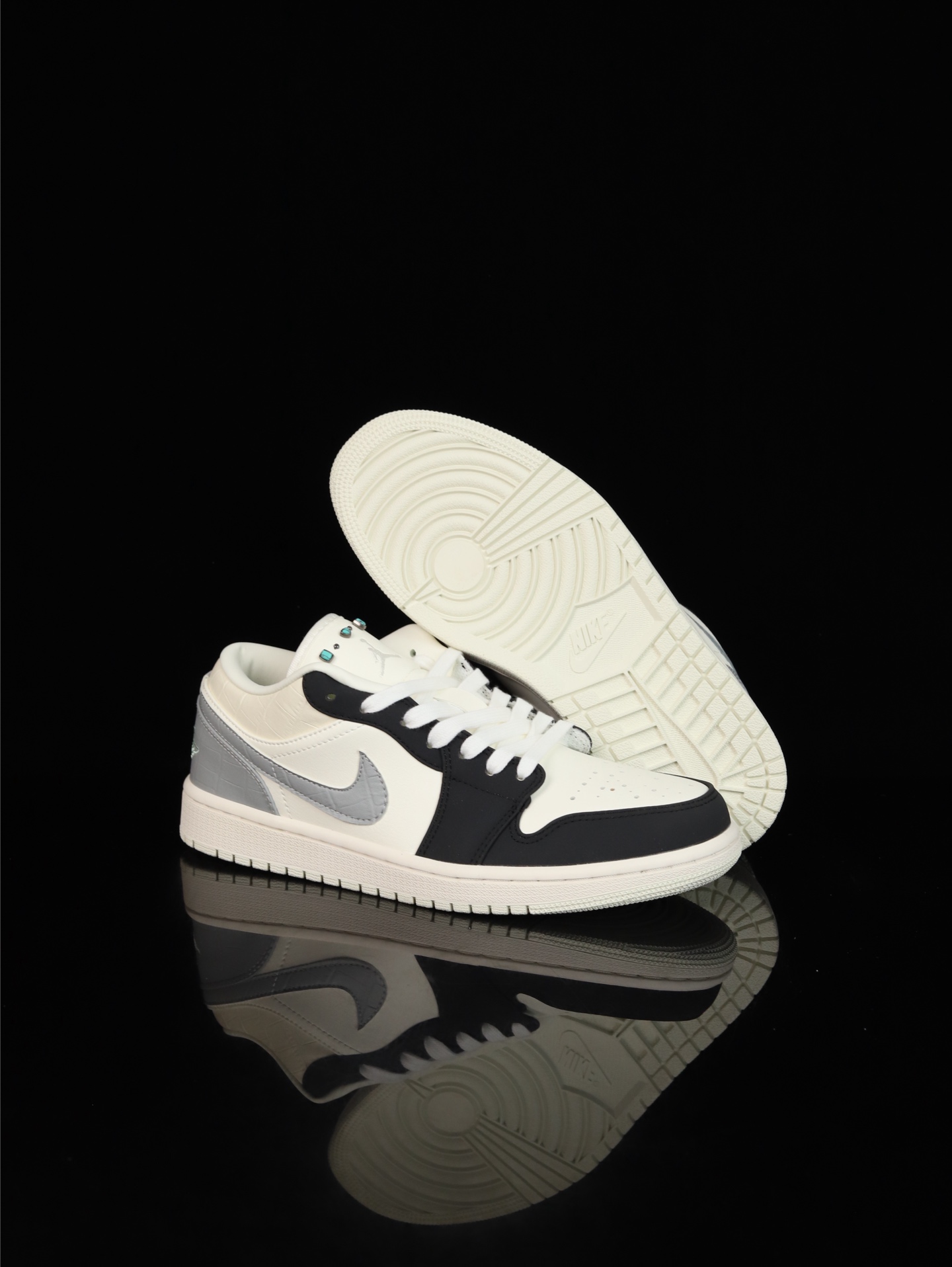 💰100
M版•头层极致性价比·Nike Air Jordan 1 Low
无原鞋不开发 原厂内置气垫魔块 A模大底 头层小牛皮 鞋舌AJ原厂专用牛津布+AJ专用反口珍珠布+原厂无杂质高弹内里海棉+特殊封边弹力鞋带
货号: IO2242-101
Size :36 36.5 37.5 38 38.5 39 40 40.5 41 42 42.5 43 44 44.5 45 46