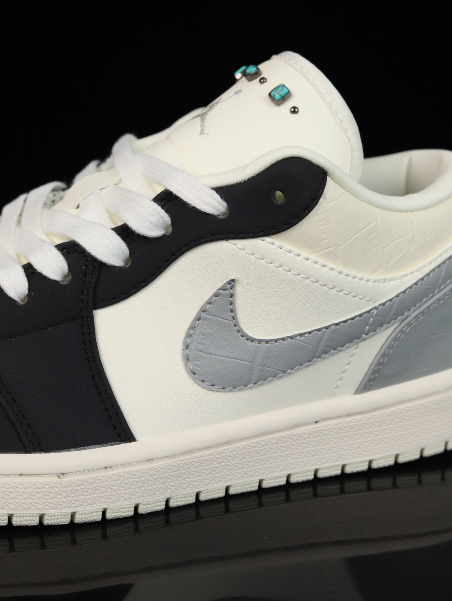 💰100
M版•头层极致性价比·Nike Air Jordan 1 Low
无原鞋不开发 原厂内置气垫魔块 A模大底 头层小牛皮 鞋舌AJ原厂专用牛津布+AJ专用反口珍珠布+原厂无杂质高弹内里海棉+特殊封边弹力鞋带
货号: IO2242-101
Size :36 36.5 37.5 38 38.5 39 40 40.5 41 42 42.5 43 44 44.5 45 46