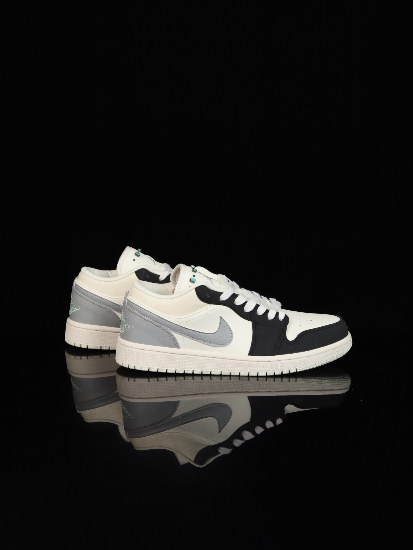 💰100
M版•头层极致性价比·Nike Air Jordan 1 Low
无原鞋不开发 原厂内置气垫魔块 A模大底 头层小牛皮 鞋舌AJ原厂专用牛津布+AJ专用反口珍珠布+原厂无杂质高弹内里海棉+特殊封边弹力鞋带
货号: IO2242-101
Size :36 36.5 37.5 38 38.5 39 40 40.5 41 42 42.5 43 44 44.5 45 46