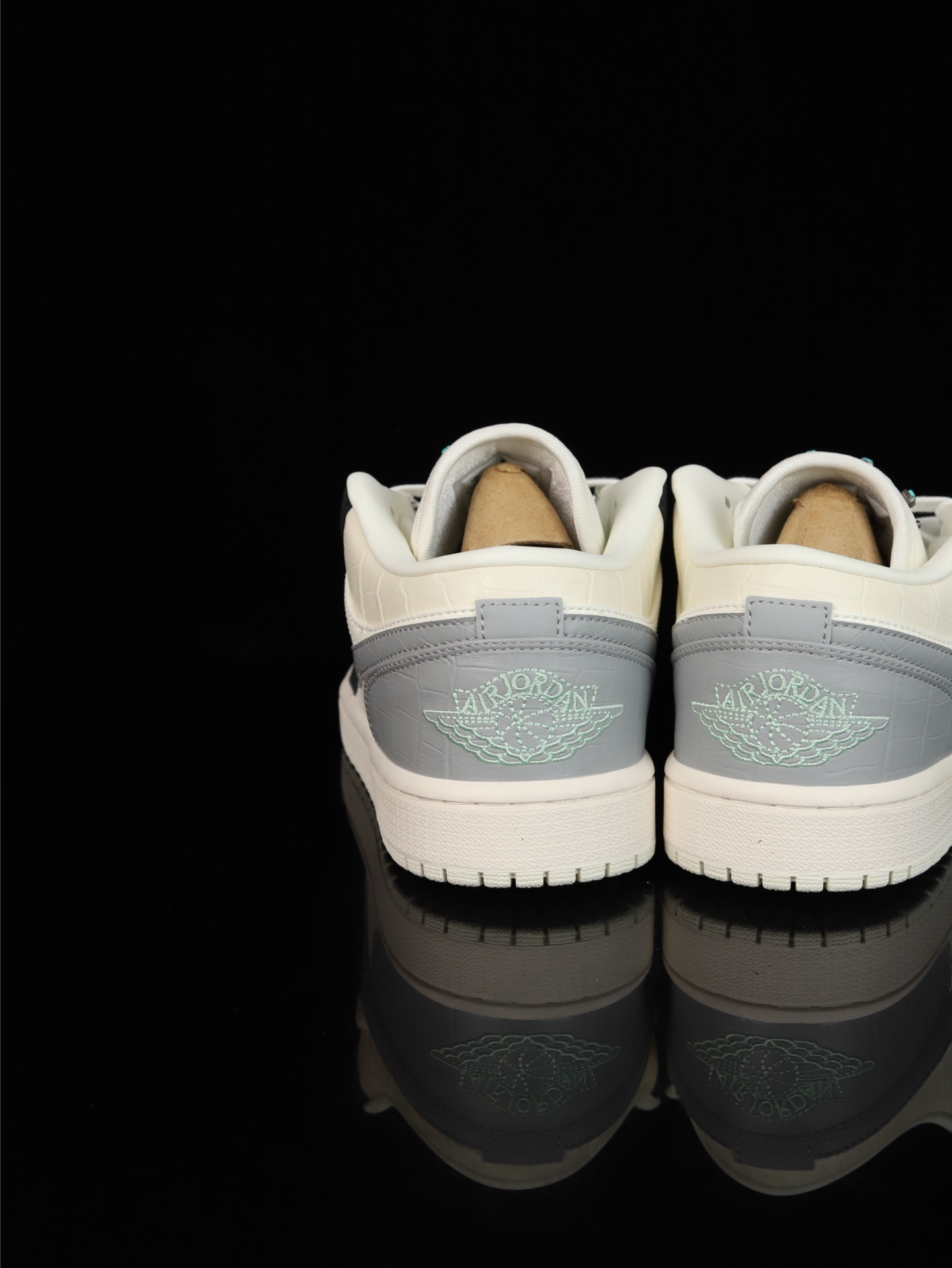 💰100
M版•头层极致性价比·Nike Air Jordan 1 Low
无原鞋不开发 原厂内置气垫魔块 A模大底 头层小牛皮 鞋舌AJ原厂专用牛津布+AJ专用反口珍珠布+原厂无杂质高弹内里海棉+特殊封边弹力鞋带
货号: IO2242-101
Size :36 36.5 37.5 38 38.5 39 40 40.5 41 42 42.5 43 44 44.5 45 46