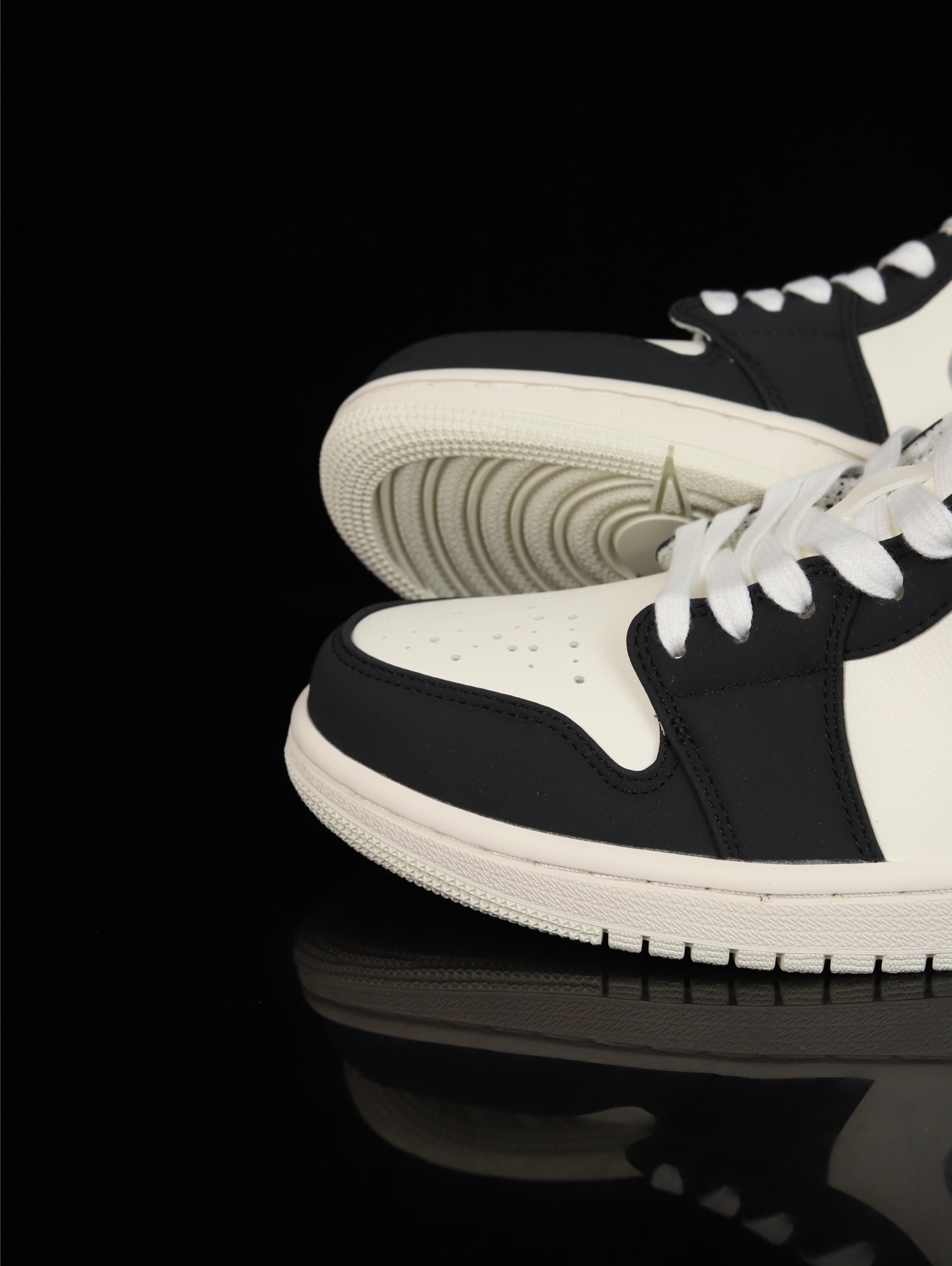 💰100
M版•头层极致性价比·Nike Air Jordan 1 Low
无原鞋不开发 原厂内置气垫魔块 A模大底 头层小牛皮 鞋舌AJ原厂专用牛津布+AJ专用反口珍珠布+原厂无杂质高弹内里海棉+特殊封边弹力鞋带
货号: IO2242-101
Size :36 36.5 37.5 38 38.5 39 40 40.5 41 42 42.5 43 44 44.5 45 46