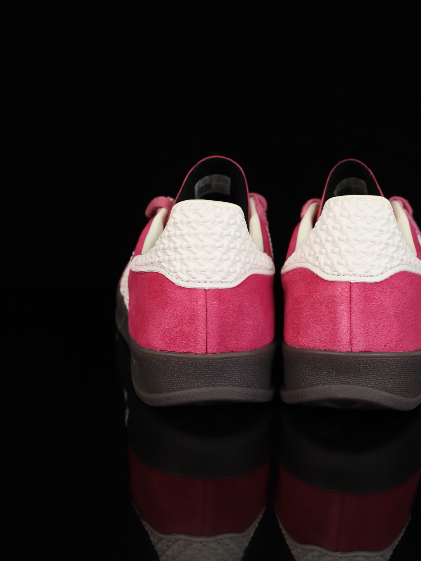 🔴福利特价💰130（本地自减）
纯原adidas originals GAZELLE INDOOR 皮革 潮流休闲 防滑 低帮 板鞋 男女同款 全原开发最大还原正品细节选用市面顶版开发加强/吊打正品版型全翻毛
货号：IF1809
尺码：35 36 36.5 37 38 38.5 39 40 40.5 41 42 42.5 43 44 44.5 45