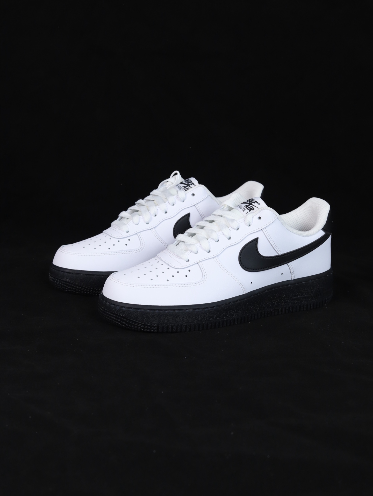 Nike Air Force 1 Low 原厂冲刀皮料切割干净无任何毛边清洁度细节完美 做工细节全方位比对 原楦原纸板打造纯正空军专注外贸渠道全掌内置蜂窝气垫原盒配件原厂中底钢印拉帮完美
货号：CK7663-101
SIZE：35.5 36 36.5 37.5 38 38.5 39 40 40.5 41 42 42.5 43 44 44.5 45