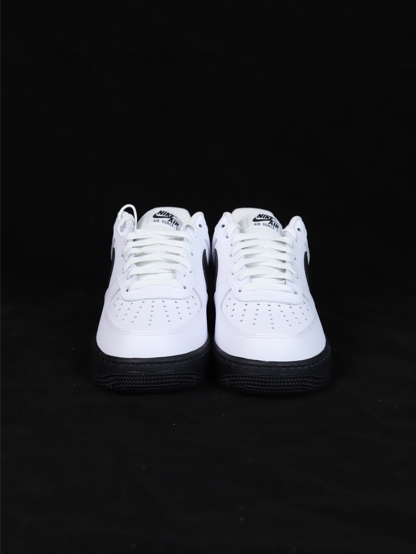 Nike Air Force 1 Low 原厂冲刀皮料切割干净无任何毛边清洁度细节完美 做工细节全方位比对 原楦原纸板打造纯正空军专注外贸渠道全掌内置蜂窝气垫原盒配件原厂中底钢印拉帮完美
货号：CK7663-101
SIZE：35.5 36 36.5 37.5 38 38.5 39 40 40.5 41 42 42.5 43 44 44.5 45