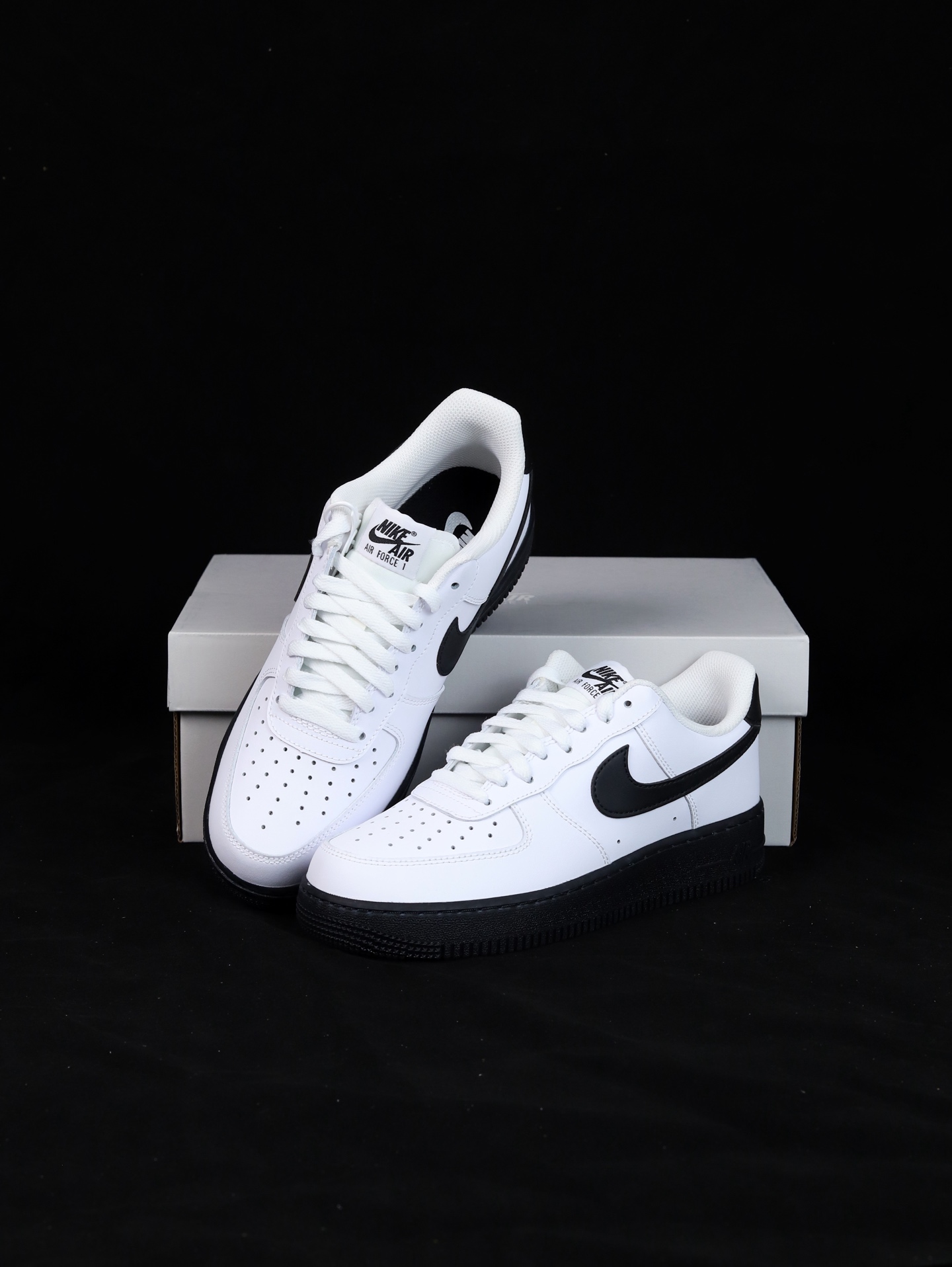 Nike Air Force 1 Low 原厂冲刀皮料切割干净无任何毛边清洁度细节完美 做工细节全方位比对 原楦原纸板打造纯正空军专注外贸渠道全掌内置蜂窝气垫原盒配件原厂中底钢印拉帮完美
货号：CK7663-101
SIZE：35.5 36 36.5 37.5 38 38.5 39 40 40.5 41 42 42.5 43 44 44.5 45