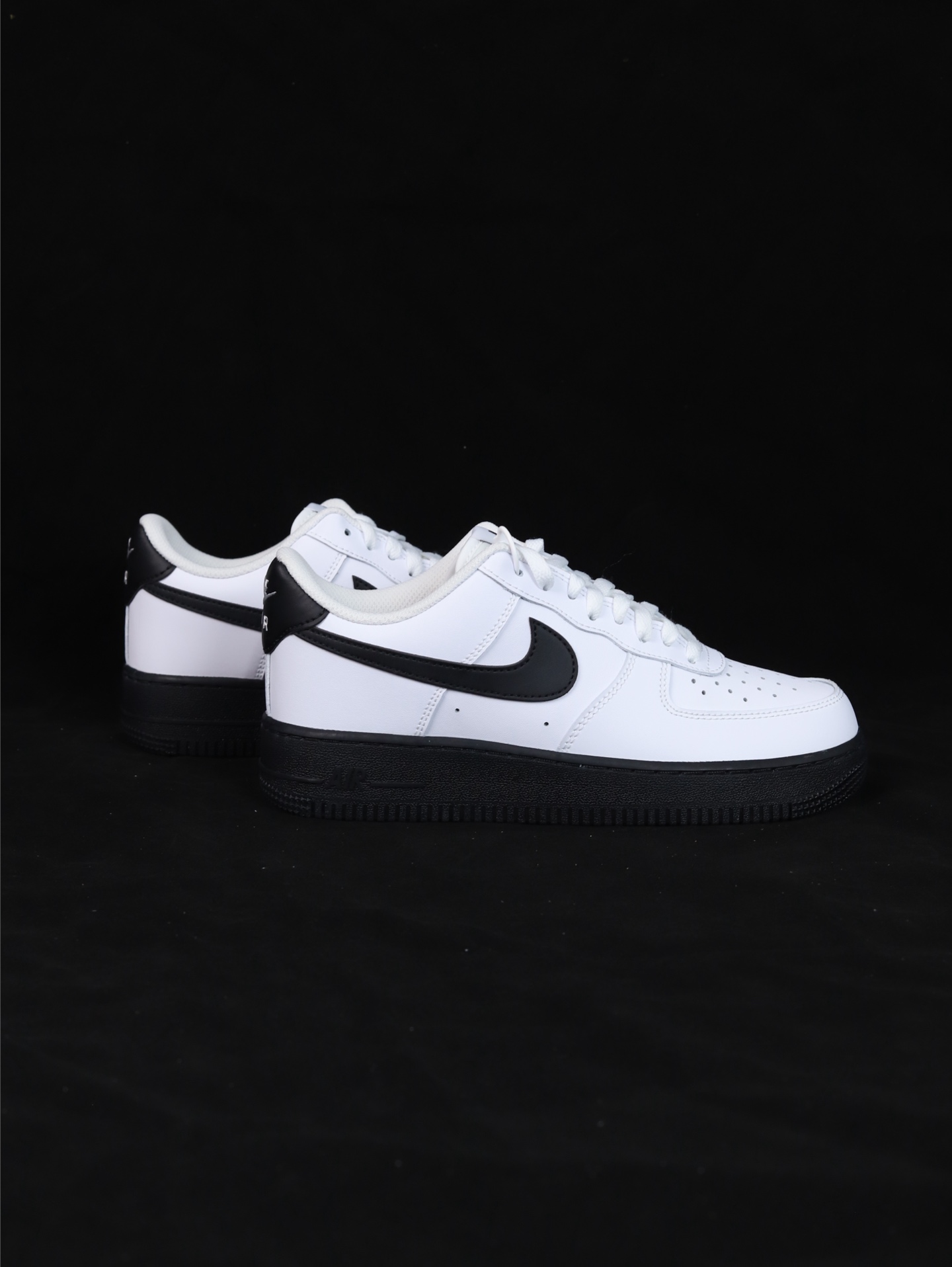 Nike Air Force 1 Low 原厂冲刀皮料切割干净无任何毛边清洁度细节完美 做工细节全方位比对 原楦原纸板打造纯正空军专注外贸渠道全掌内置蜂窝气垫原盒配件原厂中底钢印拉帮完美
货号：CK7663-101
SIZE：35.5 36 36.5 37.5 38 38.5 39 40 40.5 41 42 42.5 43 44 44.5 45