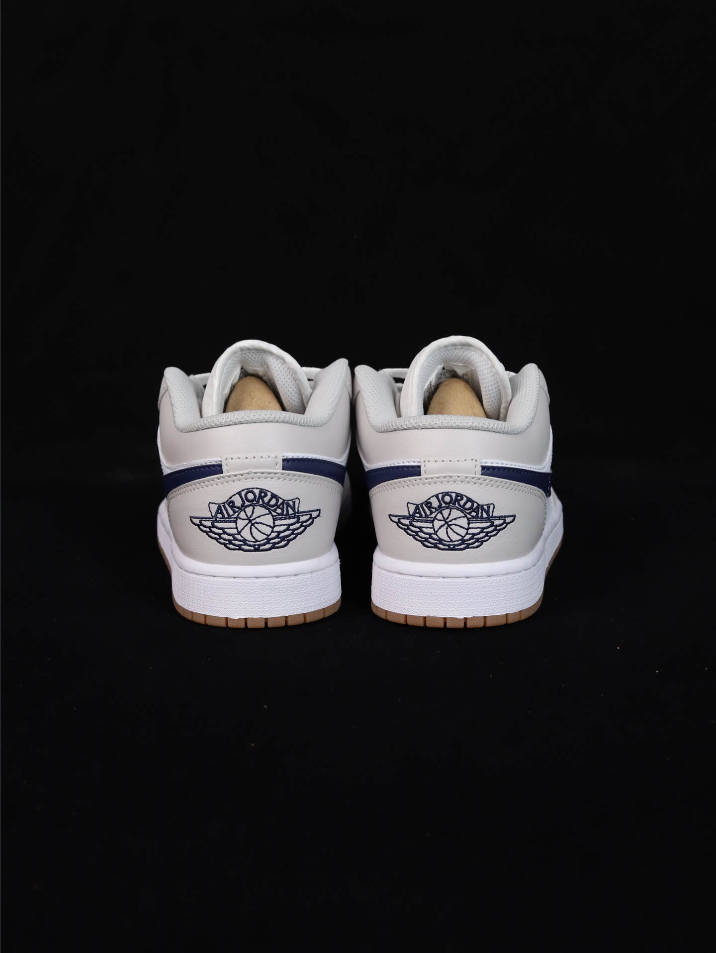 终端放货💰120
D版•极致性价比·Nike Air Jordan 1 Low
无原鞋不开发 原厂内置气垫魔块 A模大底 头层小牛皮 鞋舌AJ原厂专用牛津布+AJ专用反口珍珠布+原厂无杂质高弹内里海棉+特殊封边弹力鞋带 
货号： 553558-146
Size ：36 36.5 37.5 38 38.5 39 40 40.5 41 42 42.5 43 44 44.5 45 46