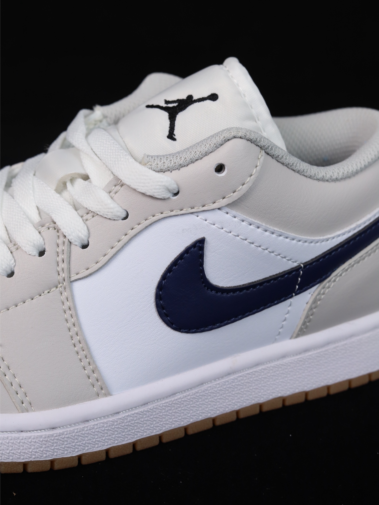 终端放货💰120
D版•极致性价比·Nike Air Jordan 1 Low
无原鞋不开发 原厂内置气垫魔块 A模大底 头层小牛皮 鞋舌AJ原厂专用牛津布+AJ专用反口珍珠布+原厂无杂质高弹内里海棉+特殊封边弹力鞋带 
货号： 553558-146
Size ：36 36.5 37.5 38 38.5 39 40 40.5 41 42 42.5 43 44 44.5 45 46