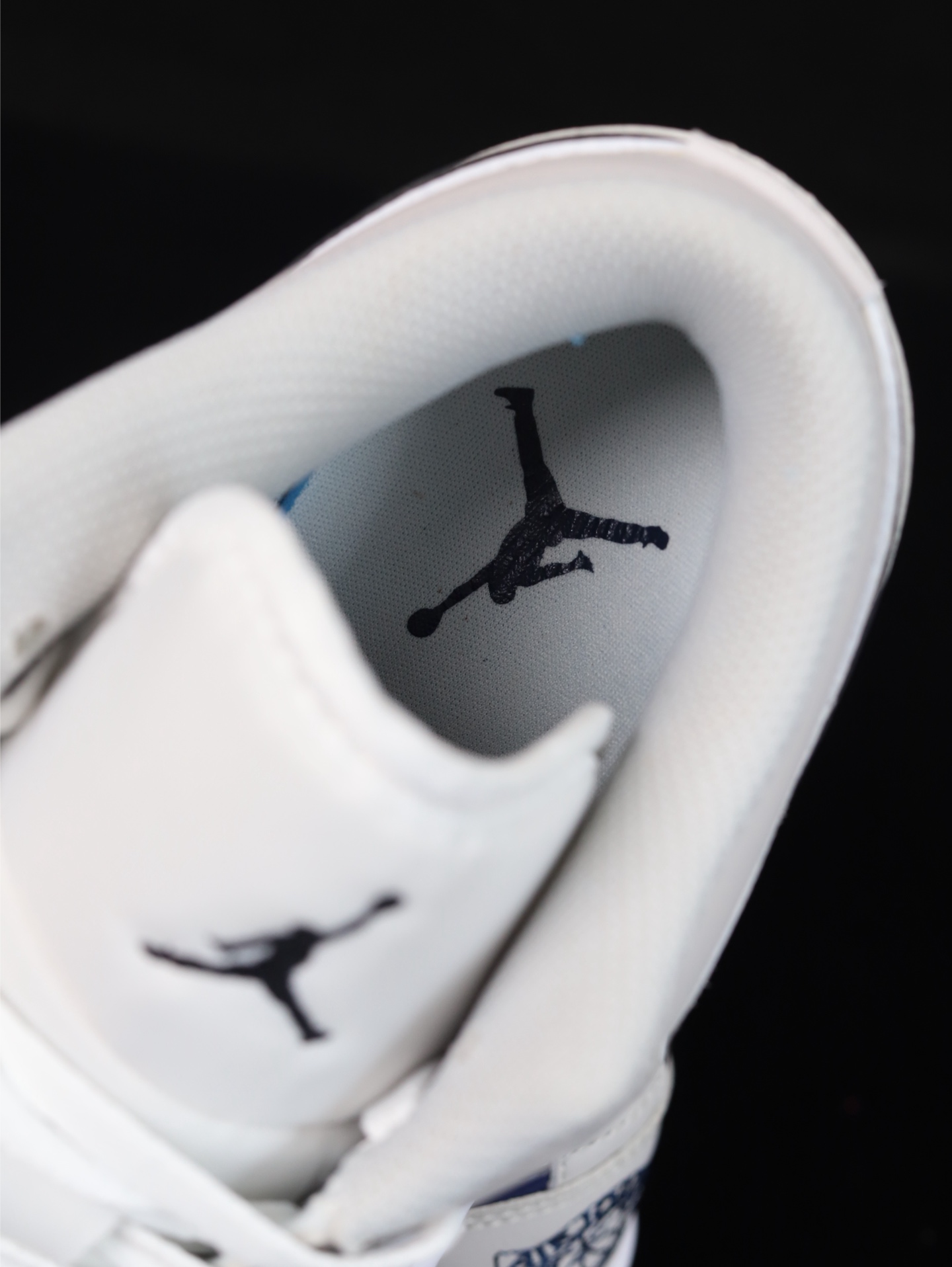 终端放货💰120
D版•极致性价比·Nike Air Jordan 1 Low
无原鞋不开发 原厂内置气垫魔块 A模大底 头层小牛皮 鞋舌AJ原厂专用牛津布+AJ专用反口珍珠布+原厂无杂质高弹内里海棉+特殊封边弹力鞋带 
货号： 553558-146
Size ：36 36.5 37.5 38 38.5 39 40 40.5 41 42 42.5 43 44 44.5 45 46