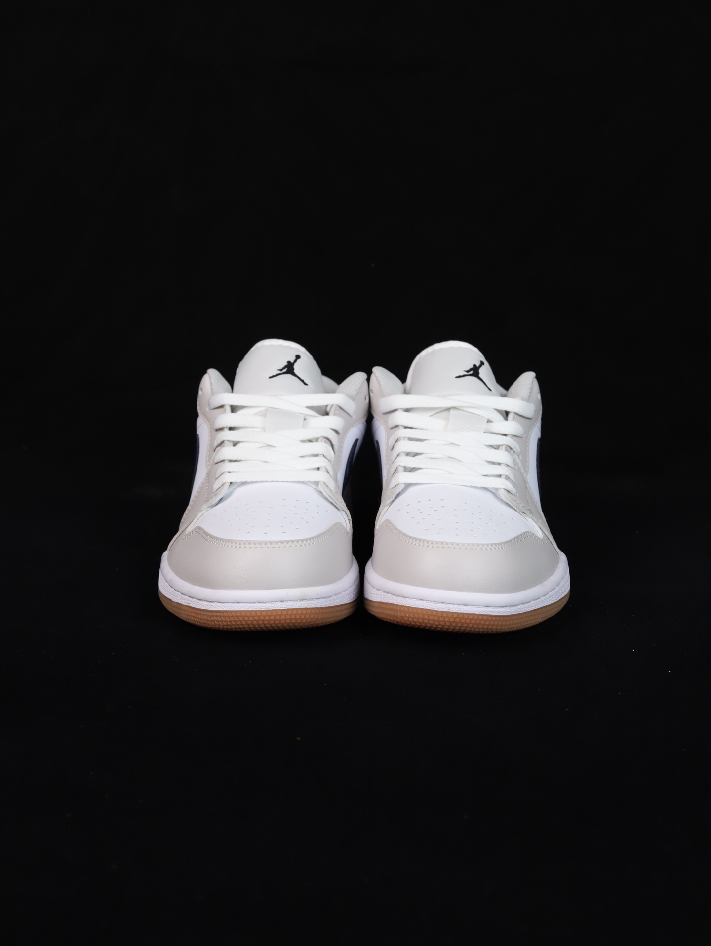 终端放货💰120
D版•极致性价比·Nike Air Jordan 1 Low
无原鞋不开发 原厂内置气垫魔块 A模大底 头层小牛皮 鞋舌AJ原厂专用牛津布+AJ专用反口珍珠布+原厂无杂质高弹内里海棉+特殊封边弹力鞋带 
货号： 553558-146
Size ：36 36.5 37.5 38 38.5 39 40 40.5 41 42 42.5 43 44 44.5 45 46