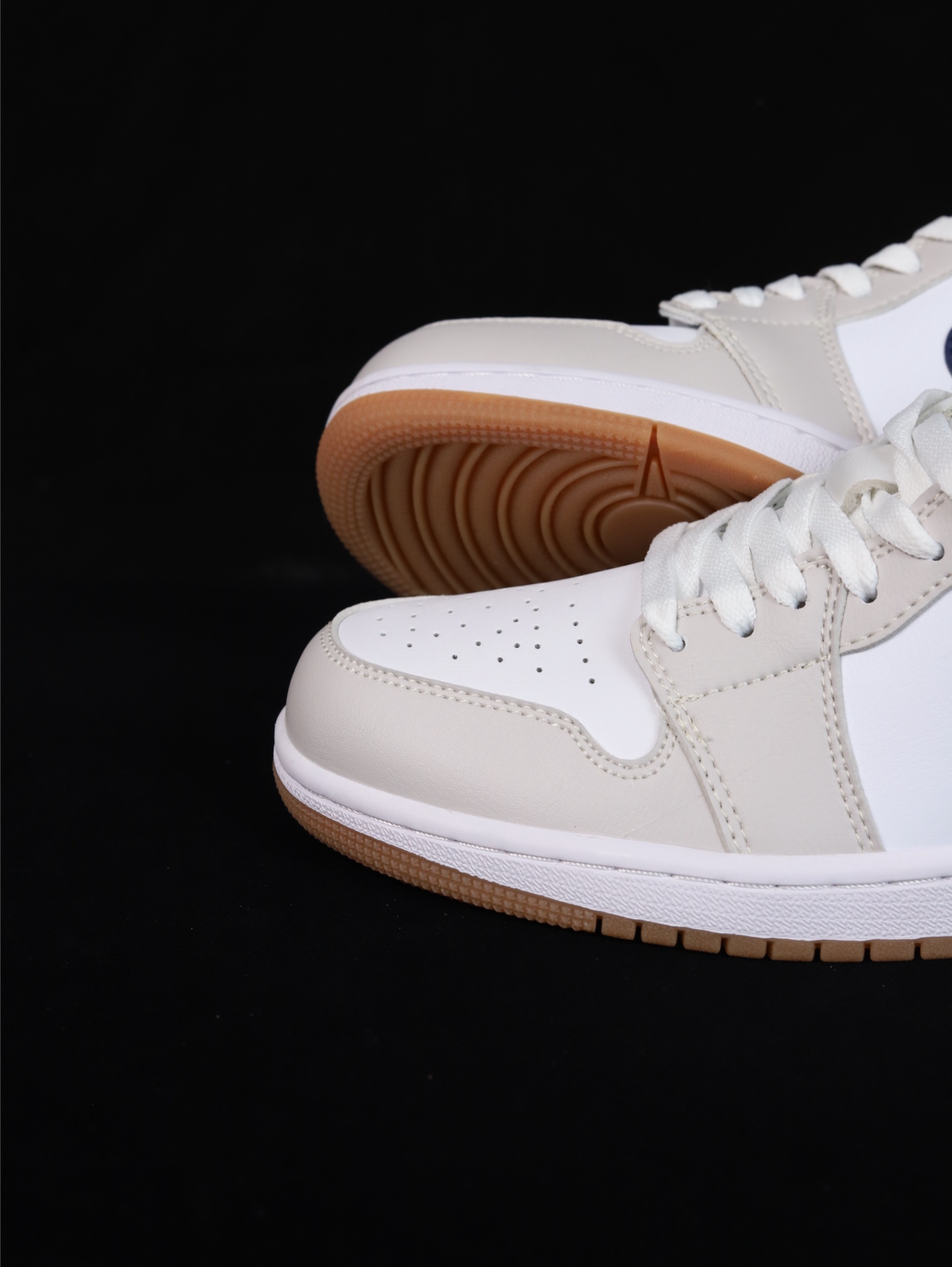 终端放货💰120
D版•极致性价比·Nike Air Jordan 1 Low
无原鞋不开发 原厂内置气垫魔块 A模大底 头层小牛皮 鞋舌AJ原厂专用牛津布+AJ专用反口珍珠布+原厂无杂质高弹内里海棉+特殊封边弹力鞋带 
货号： 553558-146
Size ：36 36.5 37.5 38 38.5 39 40 40.5 41 42 42.5 43 44 44.5 45 46