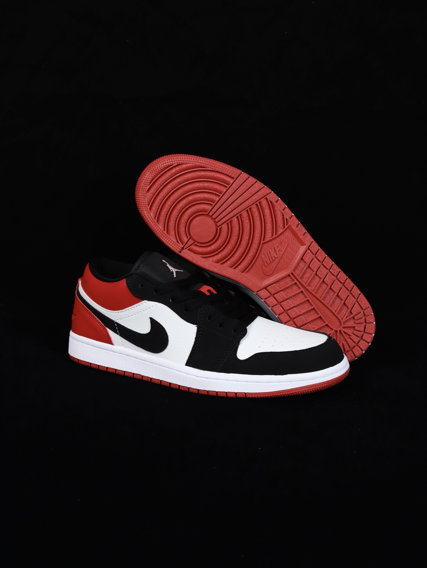 💰70
A版•极致性价比·长期补货 Nike Air Jordan 1 Low
无原鞋不开发 原厂内置气垫魔块 A模大底 头层小牛皮 鞋舌AJ原厂专用牛津布+AJ专用反口珍珠布+原厂无杂质高弹内里海棉+特殊封边弹力鞋带 
货号： 553558-116
Size ：36 36.5 37.5 38 38.5 39 40 40.5 41 42 42.5 43 44 44.5 45 46