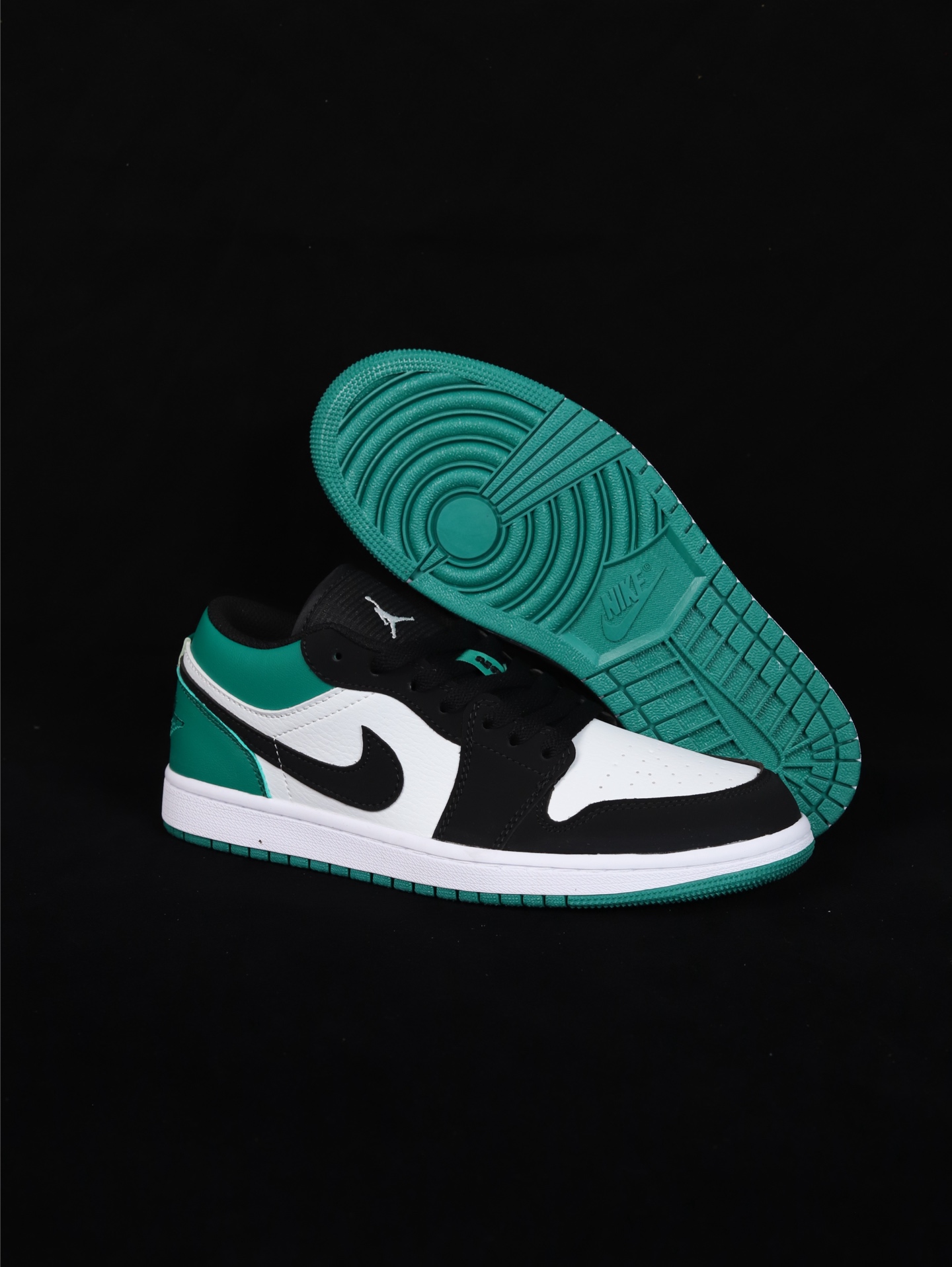 💰70
A版•极致性价比·长期补货 Nike Air Jordan 1 Low
无原鞋不开发 原厂内置气垫魔块 A模大底 头层小牛皮 鞋舌AJ原厂专用牛津布+AJ专用反口珍珠布+原厂无杂质高弹内里海棉+特殊封边弹力鞋带 
货号： 553558-113
Size ：36 36.5 37.5 38 38.5 39 40 40.5 41 42 42.5 43 44 44.5 45 46