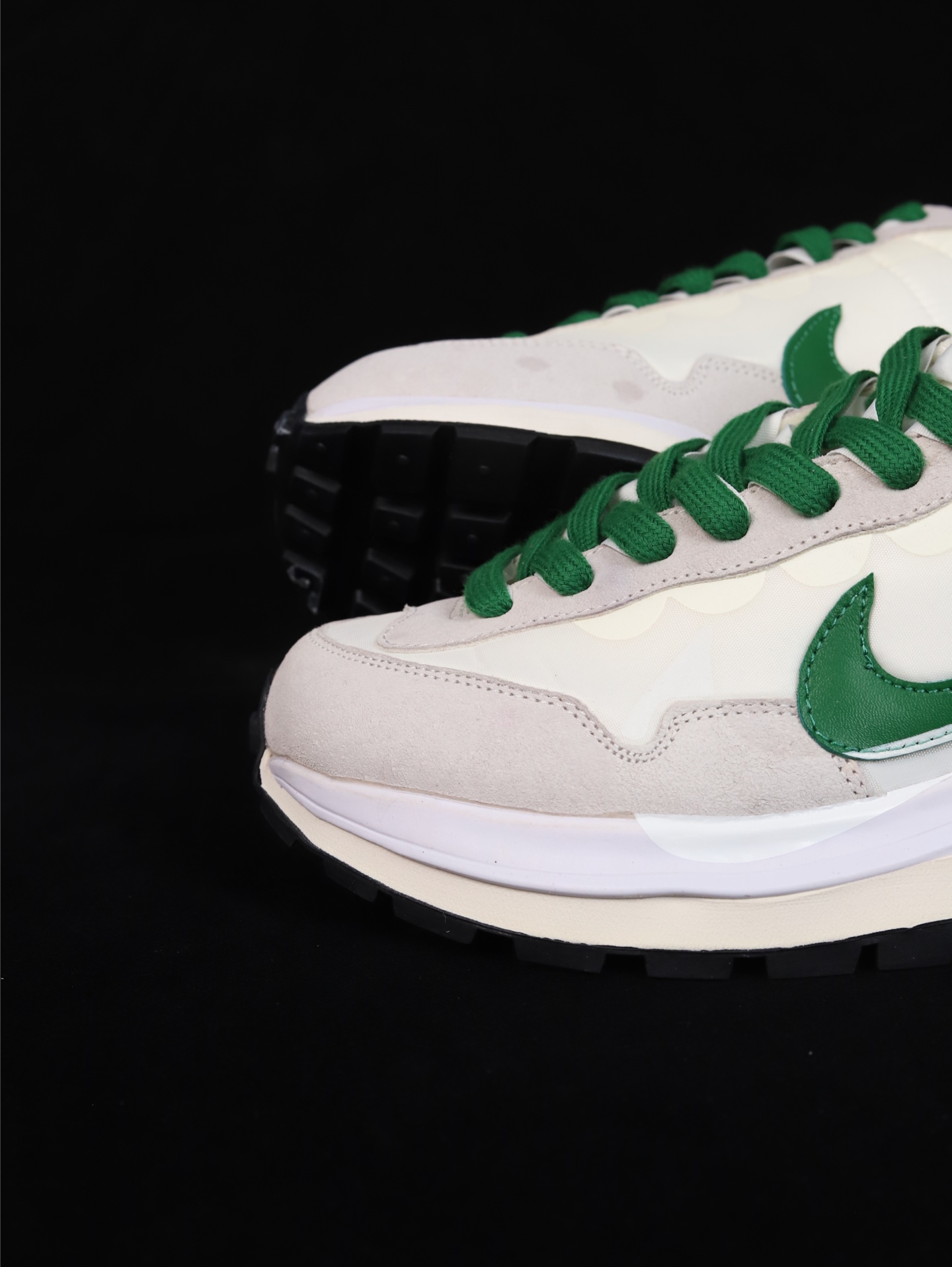 🔴福利特价💰110
Sacai x NK VAPORWAFFLE 联名解构走秀款 
原楦原纸板 同步原厂生产工艺流程
网纱、皮料、swhoosh材料百分百原厂匹配
支持全方位对比发售原鞋
原厂纸板开发 双钩距离精准对位  鞋头包边宽度一致 吊打一切市面纯原版本
原盒配件齐全 纸板中底钢印齐全 原厂钢印墨水
货号： DD1875-102
Size： 36 36.5 37.5 38 38.5 39 40 40.5 41 42 42.5 43 44 44.5 45