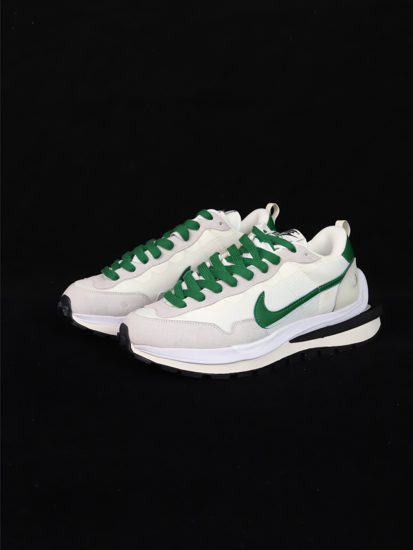 🔴福利特价💰110
Sacai x NK VAPORWAFFLE 联名解构走秀款 
原楦原纸板 同步原厂生产工艺流程
网纱、皮料、swhoosh材料百分百原厂匹配
支持全方位对比发售原鞋
原厂纸板开发 双钩距离精准对位  鞋头包边宽度一致 吊打一切市面纯原版本
原盒配件齐全 纸板中底钢印齐全 原厂钢印墨水
货号： DD1875-102
Size： 36 36.5 37.5 38 38.5 39 40 40.5 41 42 42.5 43 44 44.5 45