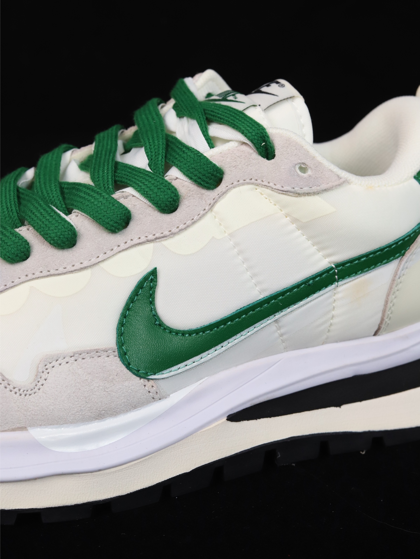 🔴福利特价💰110
Sacai x NK VAPORWAFFLE 联名解构走秀款 
原楦原纸板 同步原厂生产工艺流程
网纱、皮料、swhoosh材料百分百原厂匹配
支持全方位对比发售原鞋
原厂纸板开发 双钩距离精准对位  鞋头包边宽度一致 吊打一切市面纯原版本
原盒配件齐全 纸板中底钢印齐全 原厂钢印墨水
货号： DD1875-102
Size： 36 36.5 37.5 38 38.5 39 40 40.5 41 42 42.5 43 44 44.5 45