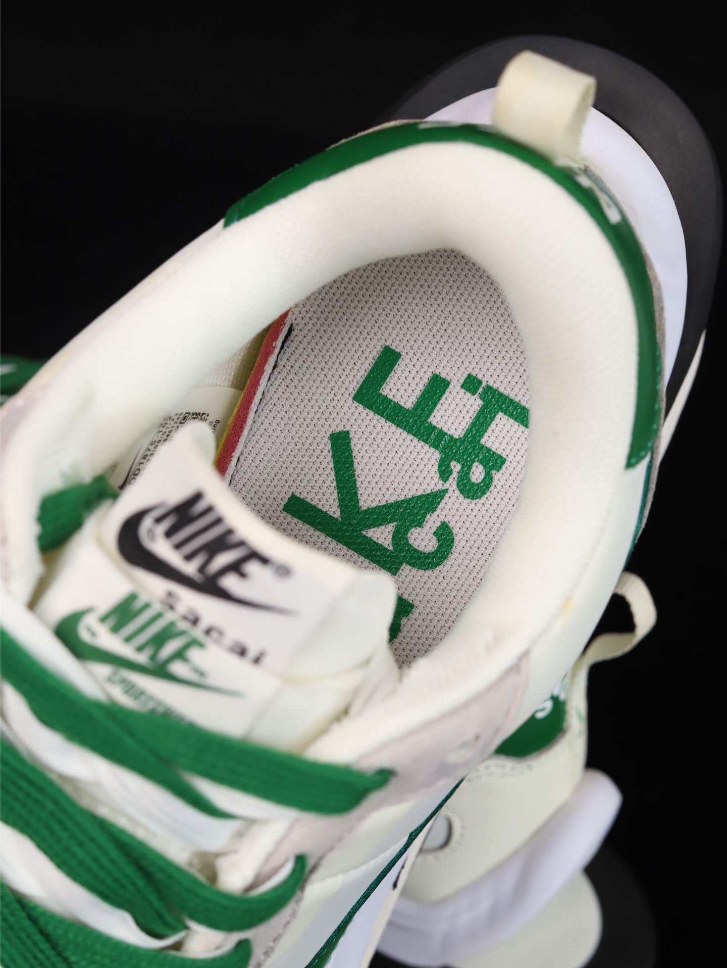 🔴福利特价💰110
Sacai x NK VAPORWAFFLE 联名解构走秀款 
原楦原纸板 同步原厂生产工艺流程
网纱、皮料、swhoosh材料百分百原厂匹配
支持全方位对比发售原鞋
原厂纸板开发 双钩距离精准对位  鞋头包边宽度一致 吊打一切市面纯原版本
原盒配件齐全 纸板中底钢印齐全 原厂钢印墨水
货号： DD1875-102
Size： 36 36.5 37.5 38 38.5 39 40 40.5 41 42 42.5 43 44 44.5 45