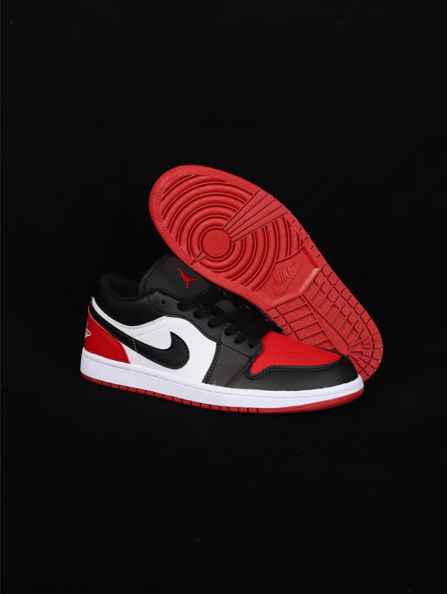 💰70
A版•极致性价比·长期补货 Nike Air Jordan 1 Low
无原鞋不开发 原厂内置气垫魔块 A模大底 头层小牛皮 鞋舌AJ原厂专用牛津布+AJ专用反口珍珠布+原厂无杂质高弹内里海棉+特殊封边弹力鞋带 
货号： 553558-161
Size ：36 36.5 37.5 38 38.5 39 40 40.5 41 42 42.5 43 44 44.5 45 46