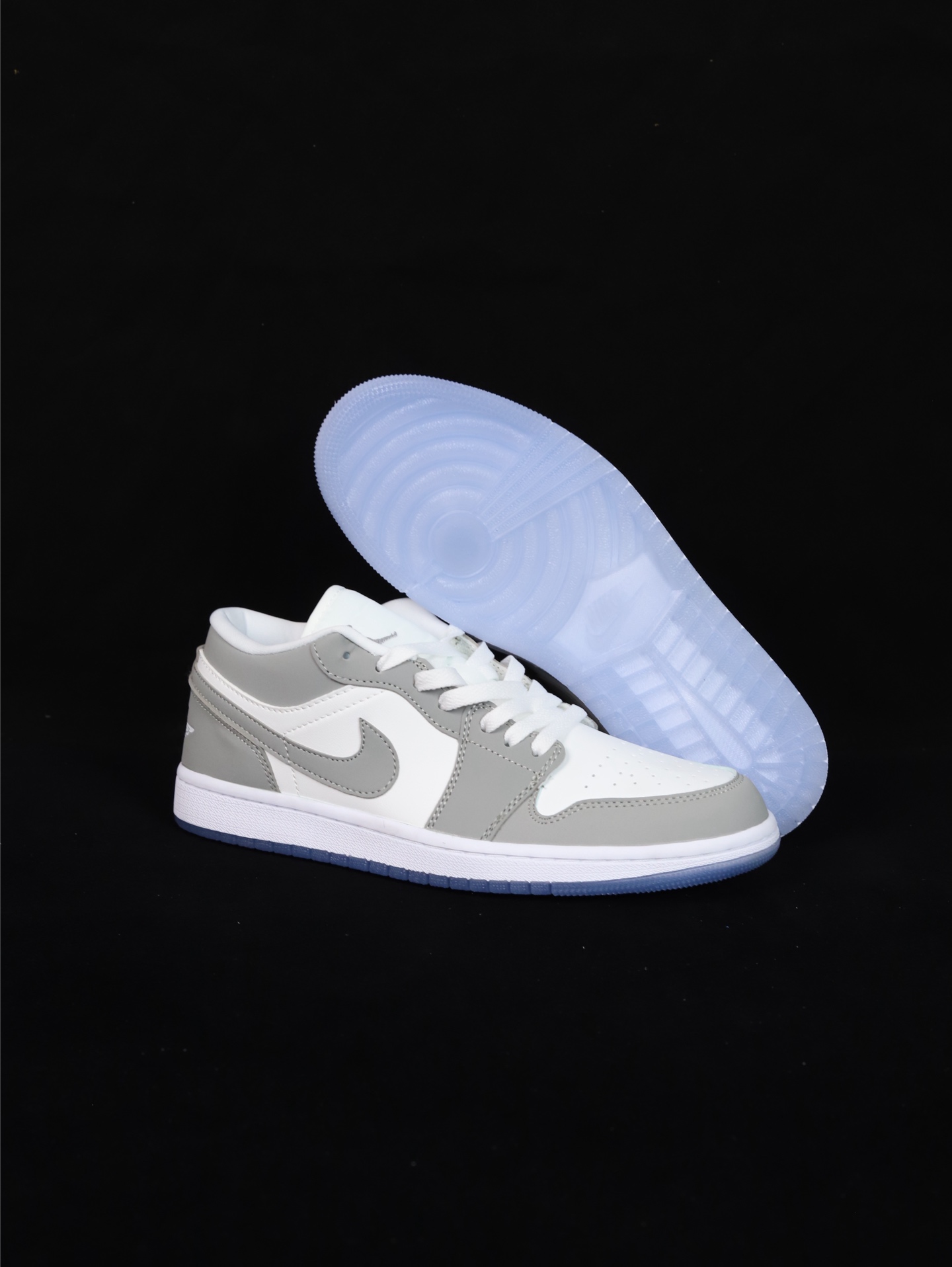 💰70
A版•极致性价比·长期补货 Nike Air Jordan 1 Low
无原鞋不开发 原厂内置气垫魔块 A模大底 头层小牛皮 鞋舌AJ原厂专用牛津布+AJ专用反口珍珠布+原厂无杂质高弹内里海棉+特殊封边弹力鞋带 
货号： DC0774-105
Size ：36 36.5 37.5 38 38.5 39 40 40.5 41 42 42.5 43 44 44.5 45 46