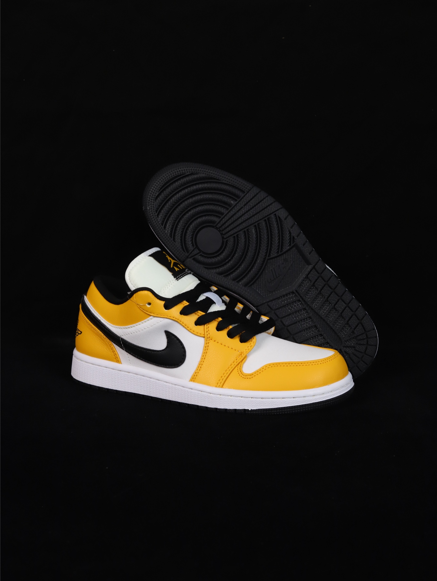 💰95
•S版·真头层性价比天花板·长期补货
Air Jordan 1 Low低帮原鞋购回重新打版开模 拒绝公底 购置公司同步原材料 都有细节还原95%全网最高版本 原汁原味 忠于原版 
货号：CZ4776-107
Size：36 36.5 37.5 38 38.5 39 40 40.5 41 42 42.5 43 44 44.5 45 46