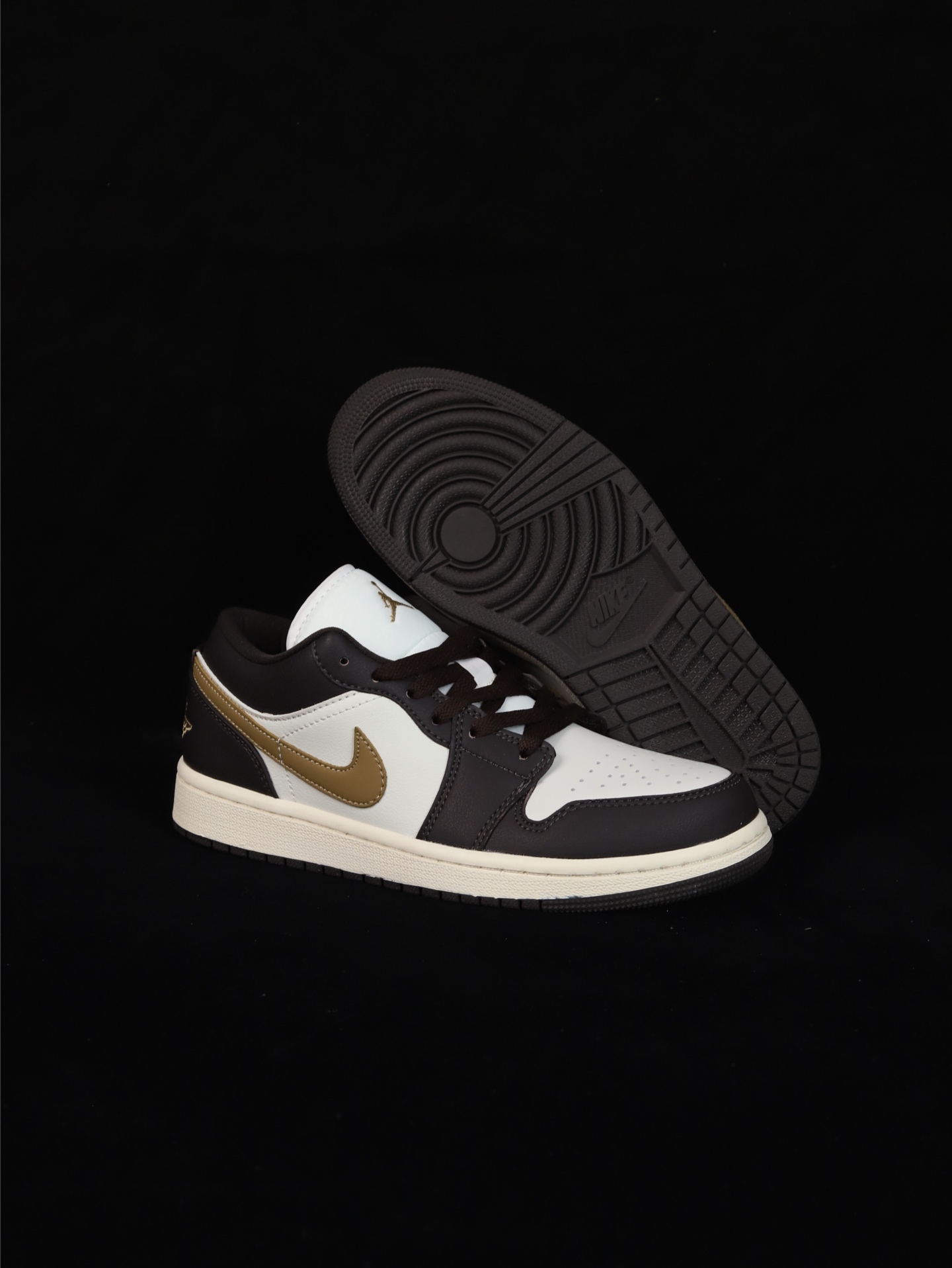 💰95
•S版·真头层性价比天花板·长期补货
Air Jordan 1 Low低帮原鞋购回重新打版开模 拒绝公底 购置公司同步原材料 都有细节还原95%全网最高版本 原汁原味 忠于原版 
货号：DC0774-200
Size：36 36.5 37.5 38 38.5 39 40 40.5 41 42 42.5 43 44 44.5 45 46