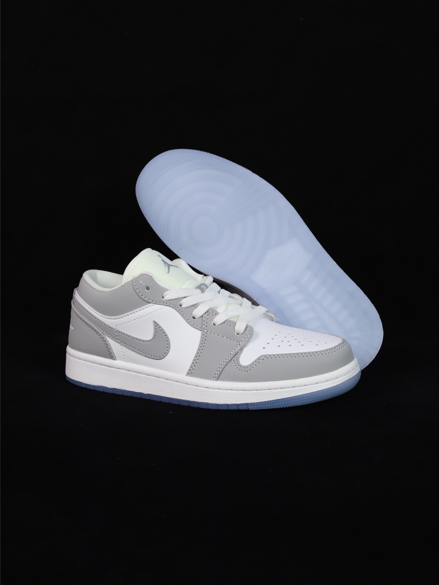 💰95
•S版·真头层性价比天花板·长期补货
Air Jordan 1 Low低帮原鞋购回重新打版开模 拒绝公底 购置公司同步原材料 都有细节还原95%全网最高版本 原汁原味 忠于原版 
货号：DC0774-105
Size：36 36.5 37.5 38 38.5 39 40 40.5 41 42 42.5 43 44 44.5 45 46