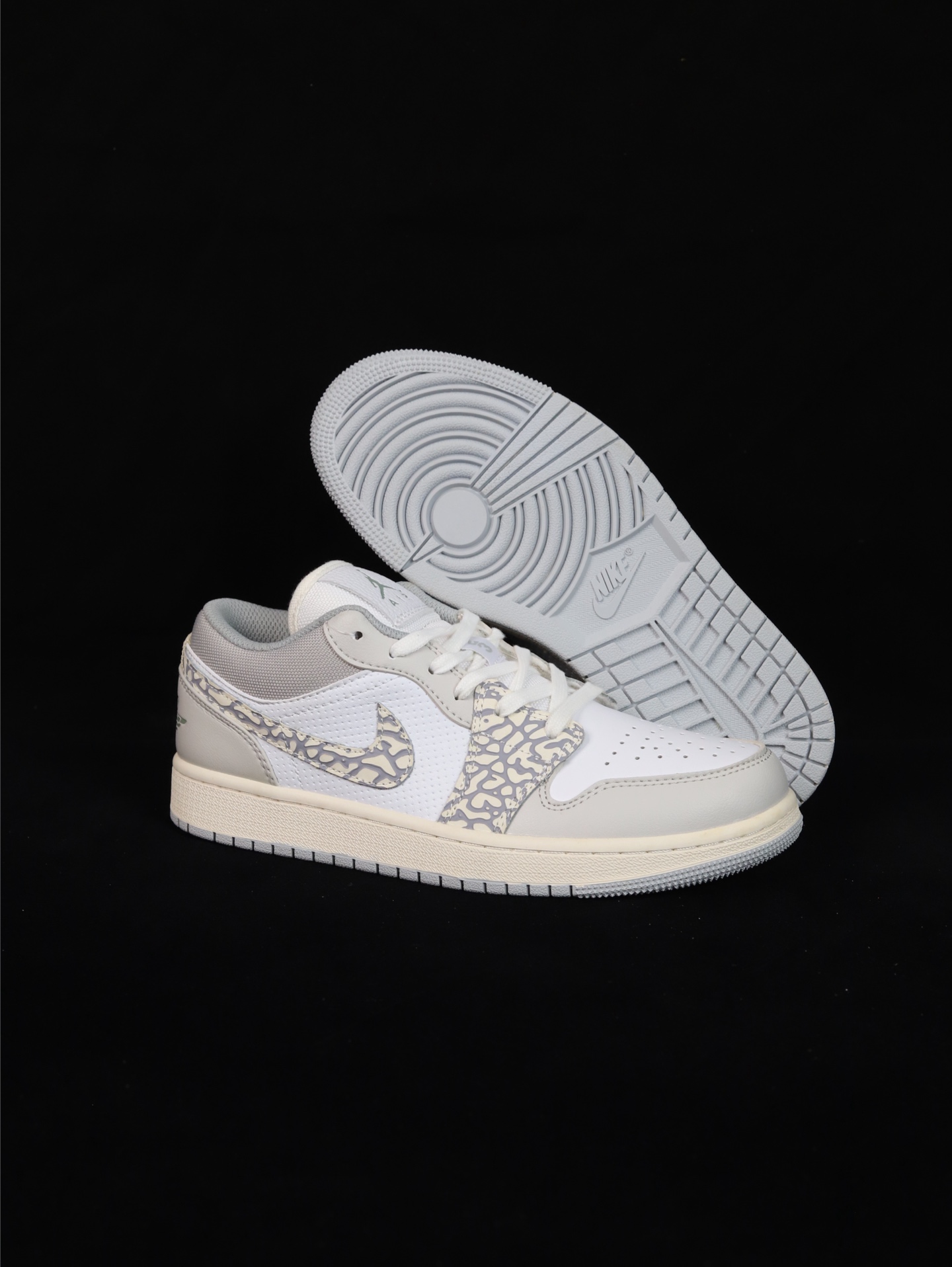 💰95
•S版·真头层性价比天花板·长期补货
Air Jordan 1 Low低帮原鞋购回重新打版开模 拒绝公底 购置公司同步原材料 都有细节还原95%全网最高版本 原汁原味 忠于原版 
货号：DH4269-100
Size：36 36.5 37.5 38 38.5 39 40 40.5 41 42 42.5 43 44 44.5 45 46