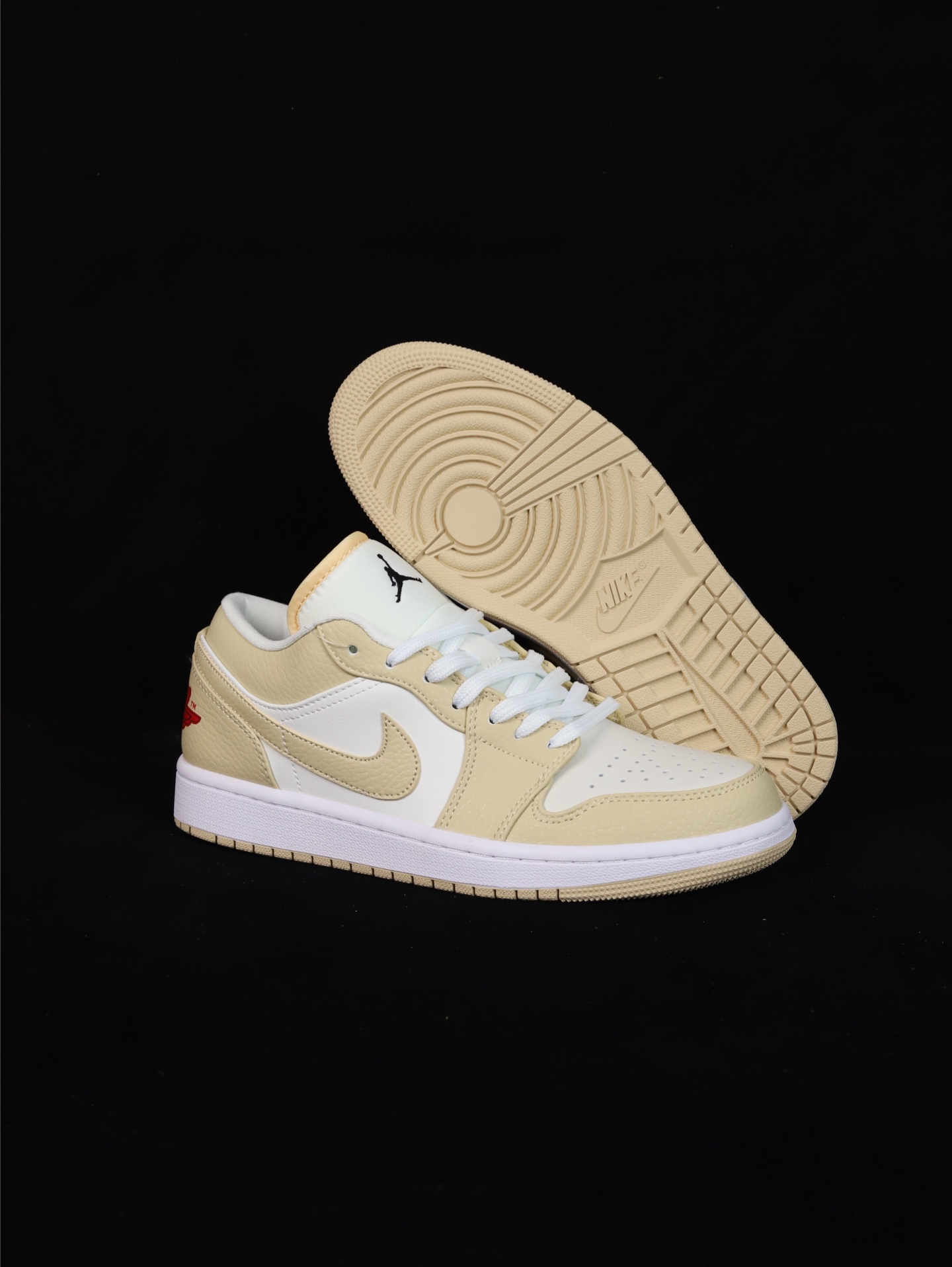 💰95
•S版·真头层性价比天花板·长期补货
Air Jordan 1 Low低帮原鞋购回重新打版开模 拒绝公底 购置公司同步原材料 都有细节还原95%全网最高版本 原汁原味 忠于原版 
货号：FB7168-121
Size：36 36.5 37.5 38 38.5 39 40 40.5 41 42 42.5 43 44 44.5 45 46