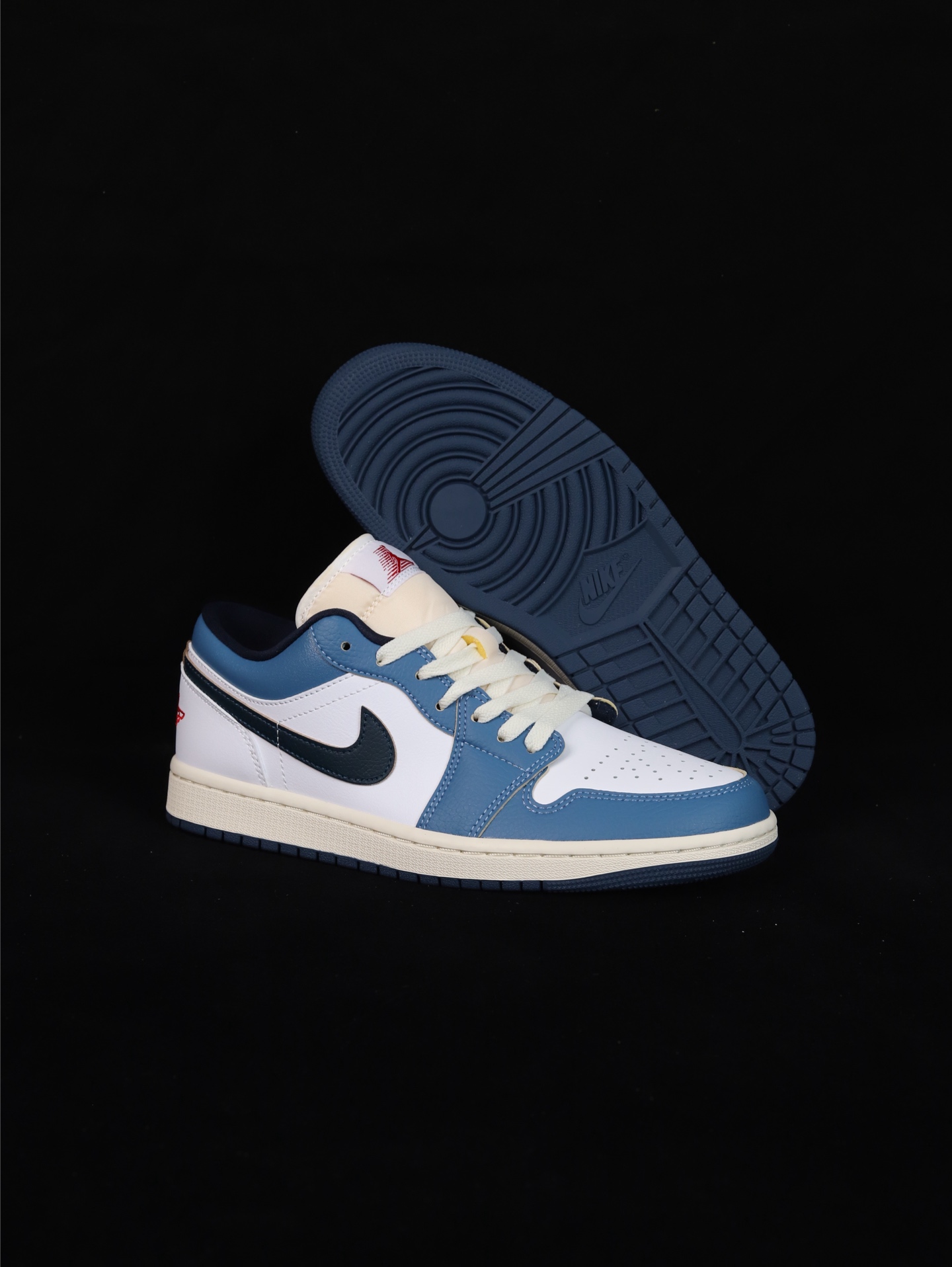 💰120
C版•几率过验版 AJ1 Low OG低帮 
市售最强低帮 出于清远原厂工人手艺 
市面唯一正确版本 全鞋ZP原材料 
货号：HM3711-144
Size：36 36.5 37.5 38 38.5 39 40 40.5 41 42 42.5 43 44 44.5 45 46