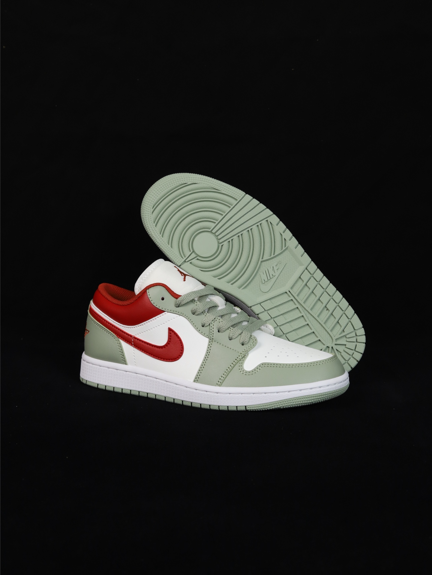 💰120
C版•几率过验版 AJ1 Low OG低帮 
市售最强低帮 出于清远原厂工人手艺 
市面唯一正确版本 全鞋ZP原材料 
货号：553558-133
Size：36 36.5 37.5 38 38.5 39 40 40.5 41 42 42.5 43 44 44.5 45 46