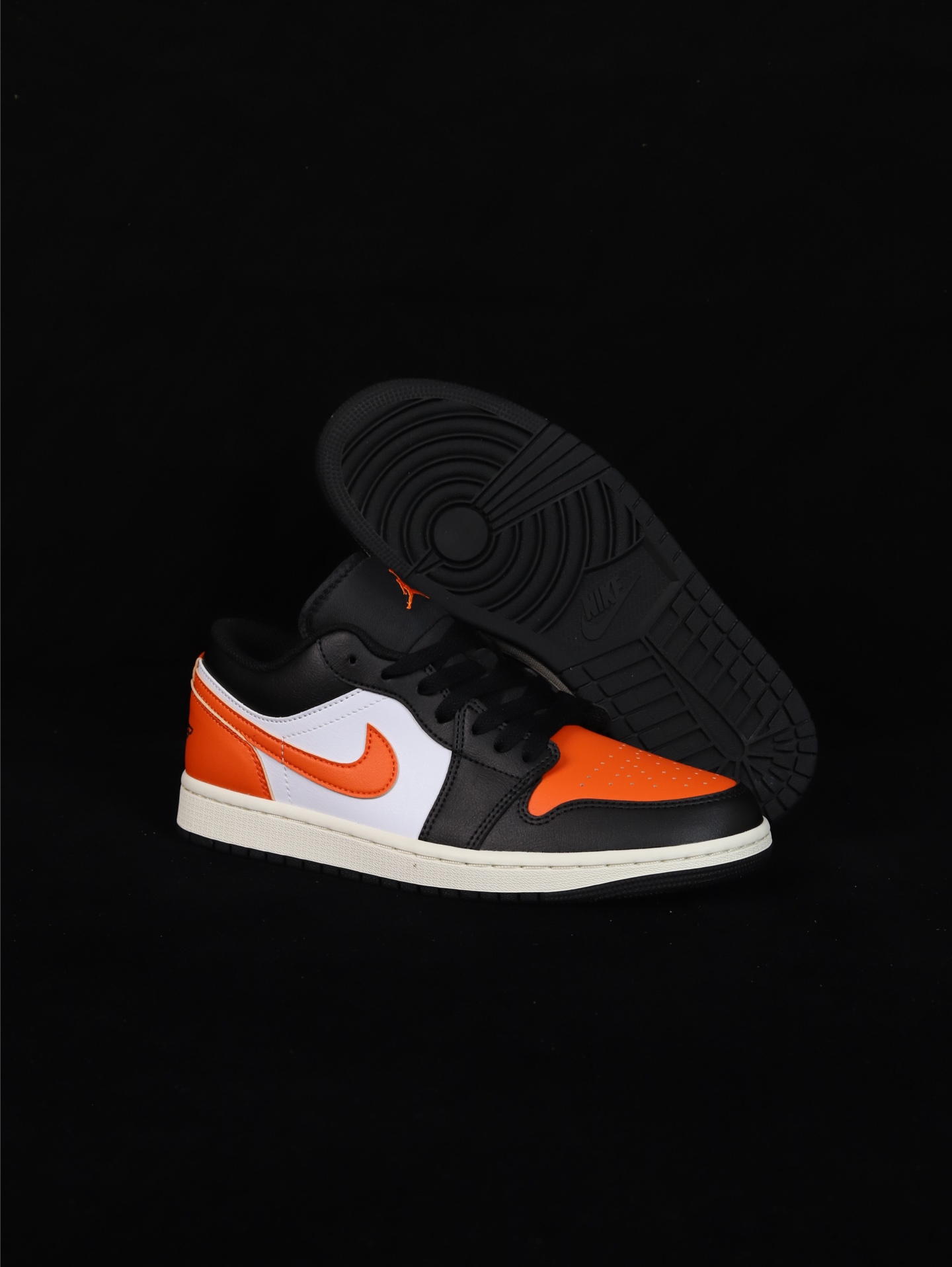 💰120
C版•几率过验版 AJ1 Low OG低帮 
市售最强低帮 出于清远原厂工人手艺 
市面唯一正确版本 全鞋ZP原材料 
货号：553558-081
Size：36 36.5 37.5 38 38.5 39 40 40.5 41 42 42.5 43 44 44.5 45 46