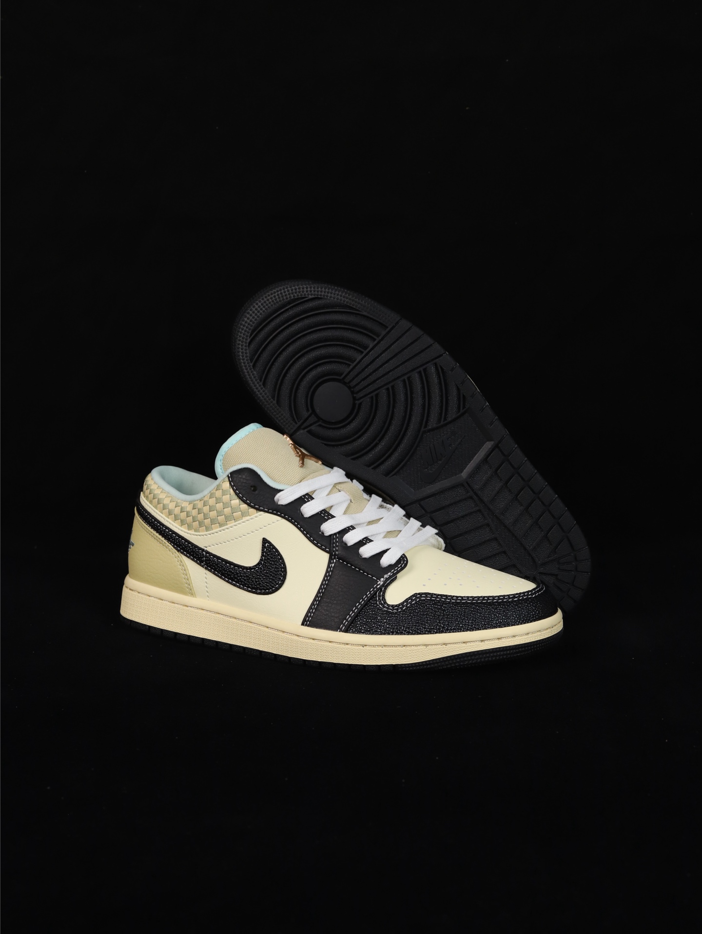 💰120
C版•几率过验版 AJ1 Low OG低帮 
市售最强低帮 出于清远原厂工人手艺 
市面唯一正确版本 全鞋ZP原材料 
货号：HQ3437-101
Size：36 36.5 37.5 38 38.5 39 40 40.5 41 42 42.5 43 44 44.5 45 46