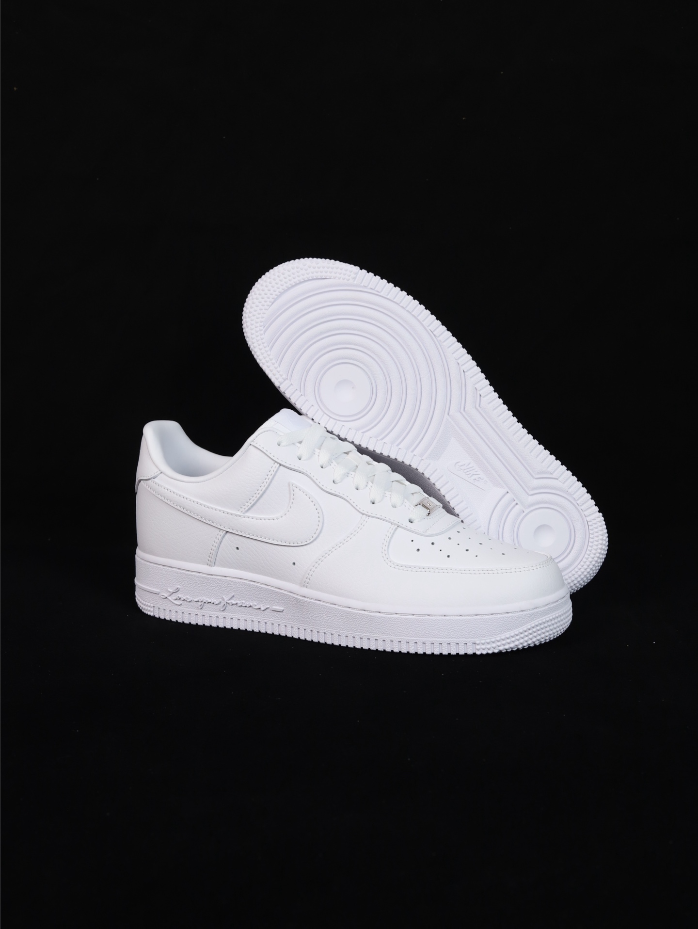 💰130
•新G5版本/纯原级/空军天花板/海内外标杆
2025款 Nike Air Force 1 空军低帮
鞋面采用澳洲进口牛皮 独家私模 最新25版大底模具 大底正确纹路咬花 正确25版倒置五星 原厂级电绣 鞋面电脑针车 皮料冲剪 采用最新进口玻璃刀
货号：CZ8065-100
尺码：35.5 36 36.5 37.5 38 38.5 39 40 40.5 41 42 42.5 43 44 44.5 45 45.5 46 47.5