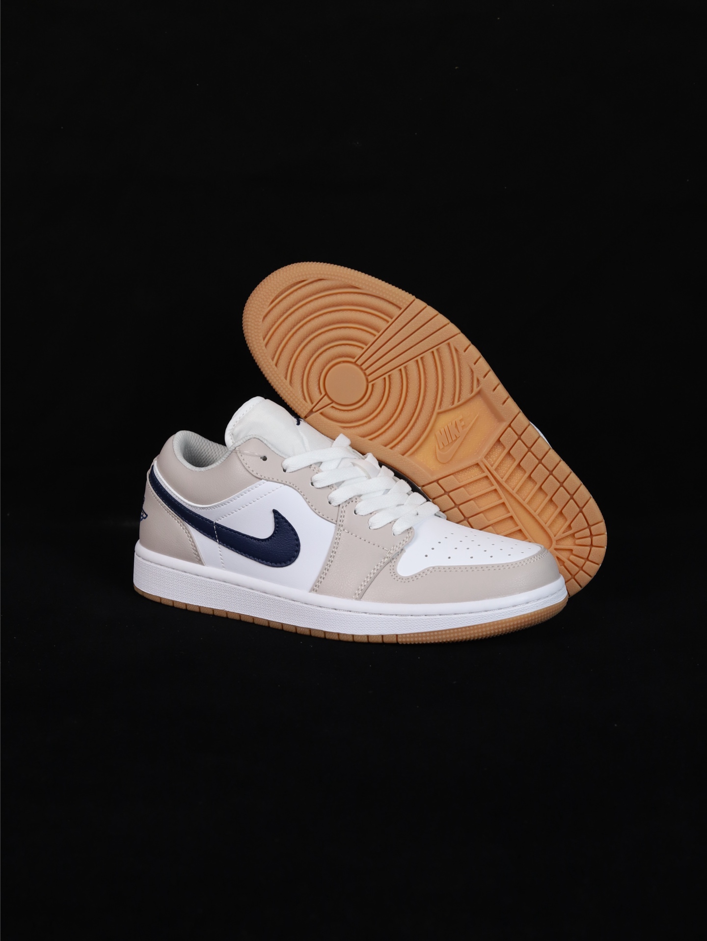 💰95
•S版·真头层性价比天花板·长期补货
Air Jordan 1 Low低帮原鞋购回重新打版开模 拒绝公底 购置公司同步原材料 都有细节还原95%全网最高版本 原汁原味 忠于原版 
货号：553558-146
Size：36 36.5 37.5 38 38.5 39 40 40.5 41 42 42.5 43 44 44.5 45 46