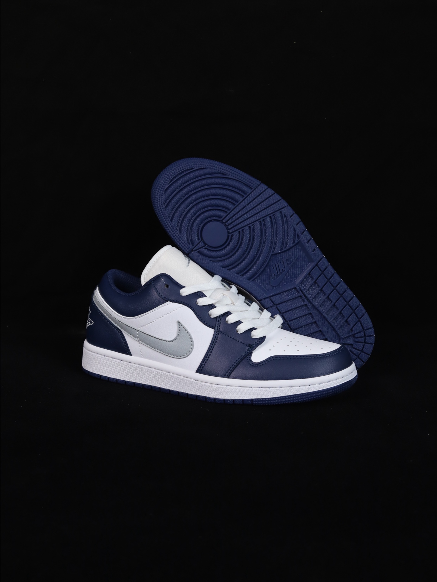 💰95
•S版·真头层性价比天花板·长期补货
Air Jordan 1 Low低帮原鞋购回重新打版开模 拒绝公底 购置公司同步原材料 都有细节还原95%全网最高版本 原汁原味 忠于原版 
货号：553558-141
Size：36 36.5 37.5 38 38.5 39 40 40.5 41 42 42.5 43 44 44.5 45 46