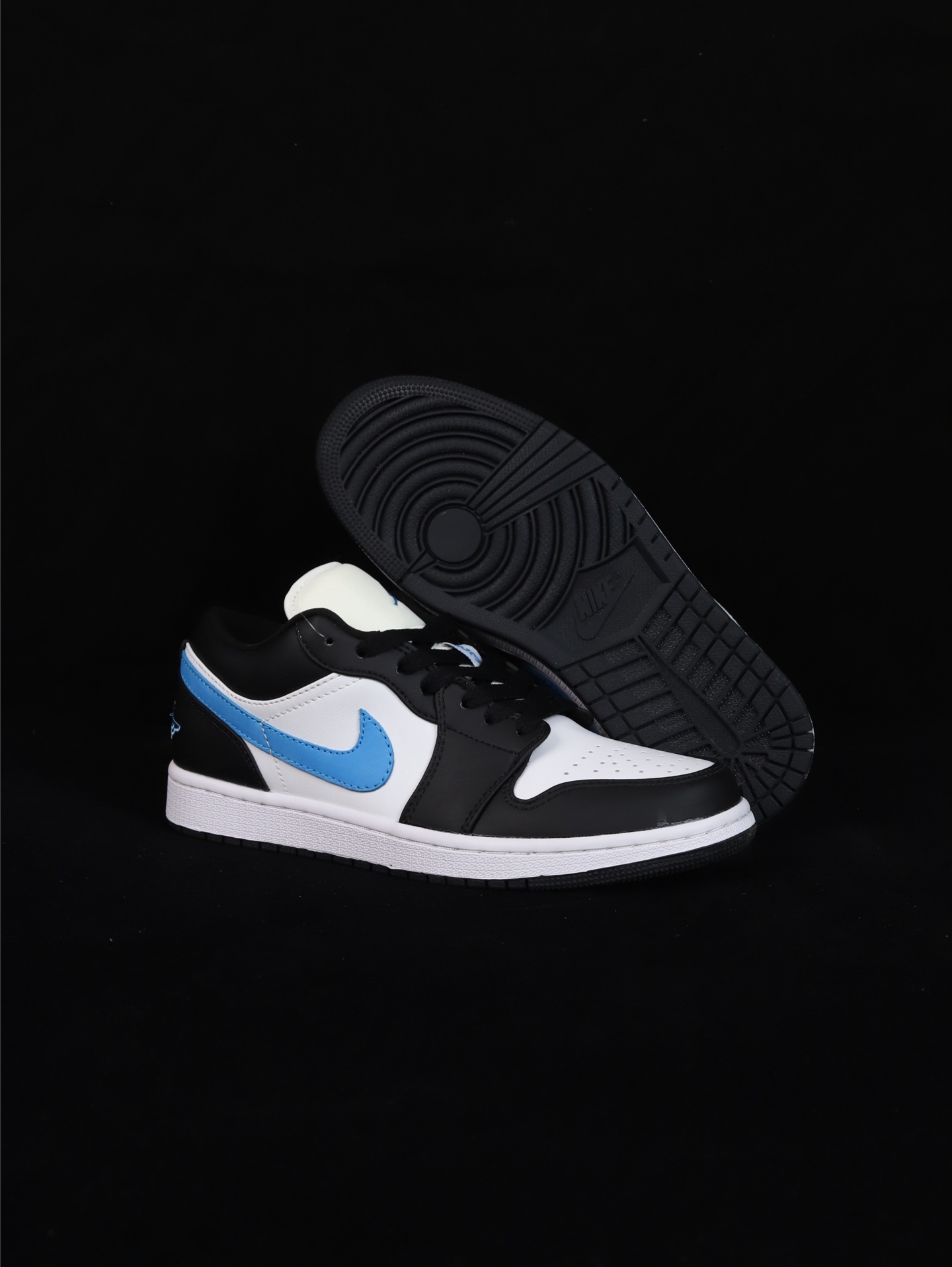 💰95
•S版·真头层性价比天花板·长期补货
Air Jordan 1 Low低帮原鞋购回重新打版开模 拒绝公底 购置公司同步原材料 都有细节还原95%全网最高版本 原汁原味 忠于原版 
货号：DC0774-141
Size：36 36.5 37.5 38 38.5 39 40 40.5 41 42 42.5 43 44 44.5 45 46