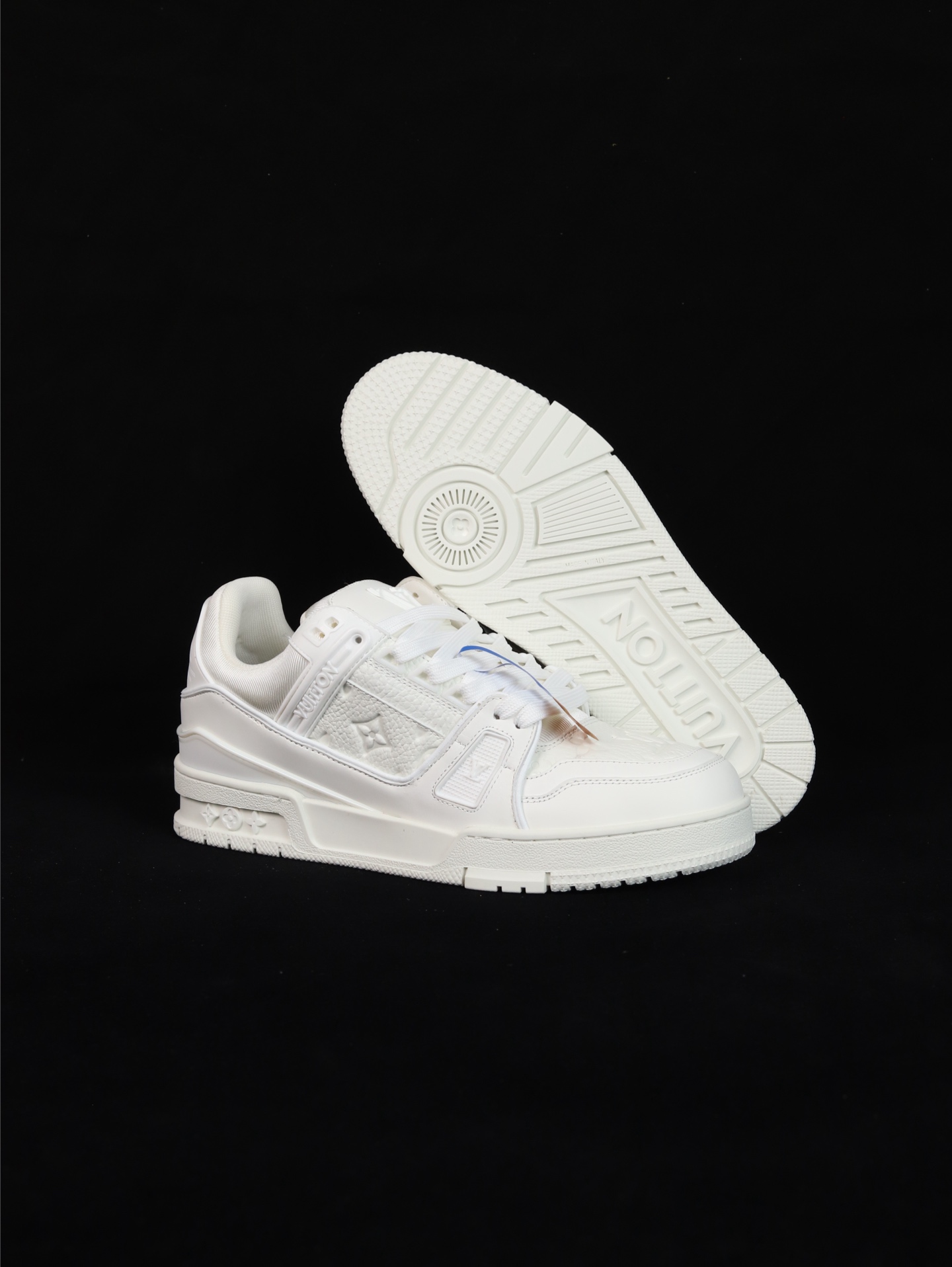 💰270
•D版·全头层广东货/长期补货
Louis Vuitton Trainer lv时装走秀运动鞋 
完美鞋型超高的清洁度 零毛边线头瑕疵 全套原楦原纸版原鞋开模 全网最具灵魂的版型 正确原装黄色鞋盒 正确中底印花 鞋面印花3D高频深度立体 全鞋电脑针车 紧密相连 针距密度一致 环保乳胶注塑鞋垫 厚度脚感还原原版 皮面裁剪部位 统一油边封口工艺 原装橡胶大底含胶量大底组合零偏差 专柜全套包装 防尘袋 说明书 质保卡 男女鞋 
尺码：35 36 37 38 39 40 41 42 43 44 45