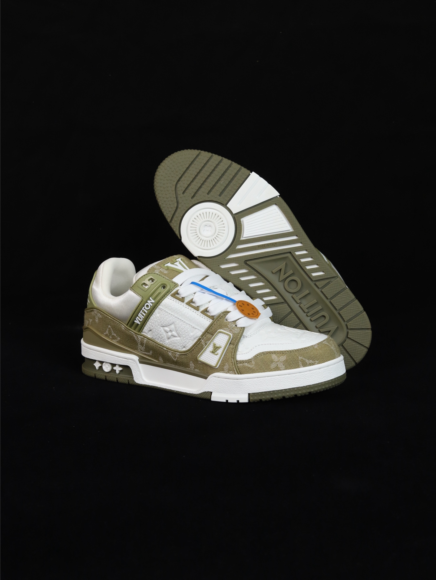 💰270
•D版·全头层广东货/长期补货
Louis Vuitton Trainer lv时装走秀运动鞋 
完美鞋型超高的清洁度 零毛边线头瑕疵 全套原楦原纸版原鞋开模 全网最具灵魂的版型 正确原装黄色鞋盒 正确中底印花 鞋面印花3D高频深度立体 全鞋电脑针车 紧密相连 针距密度一致 环保乳胶注塑鞋垫 厚度脚感还原原版 皮面裁剪部位 统一油边封口工艺 原装橡胶大底含胶量大底组合零偏差 专柜全套包装 防尘袋 说明书 质保卡 男女鞋 
尺码：35 36 37 38 39 40 41 42 43 44 45