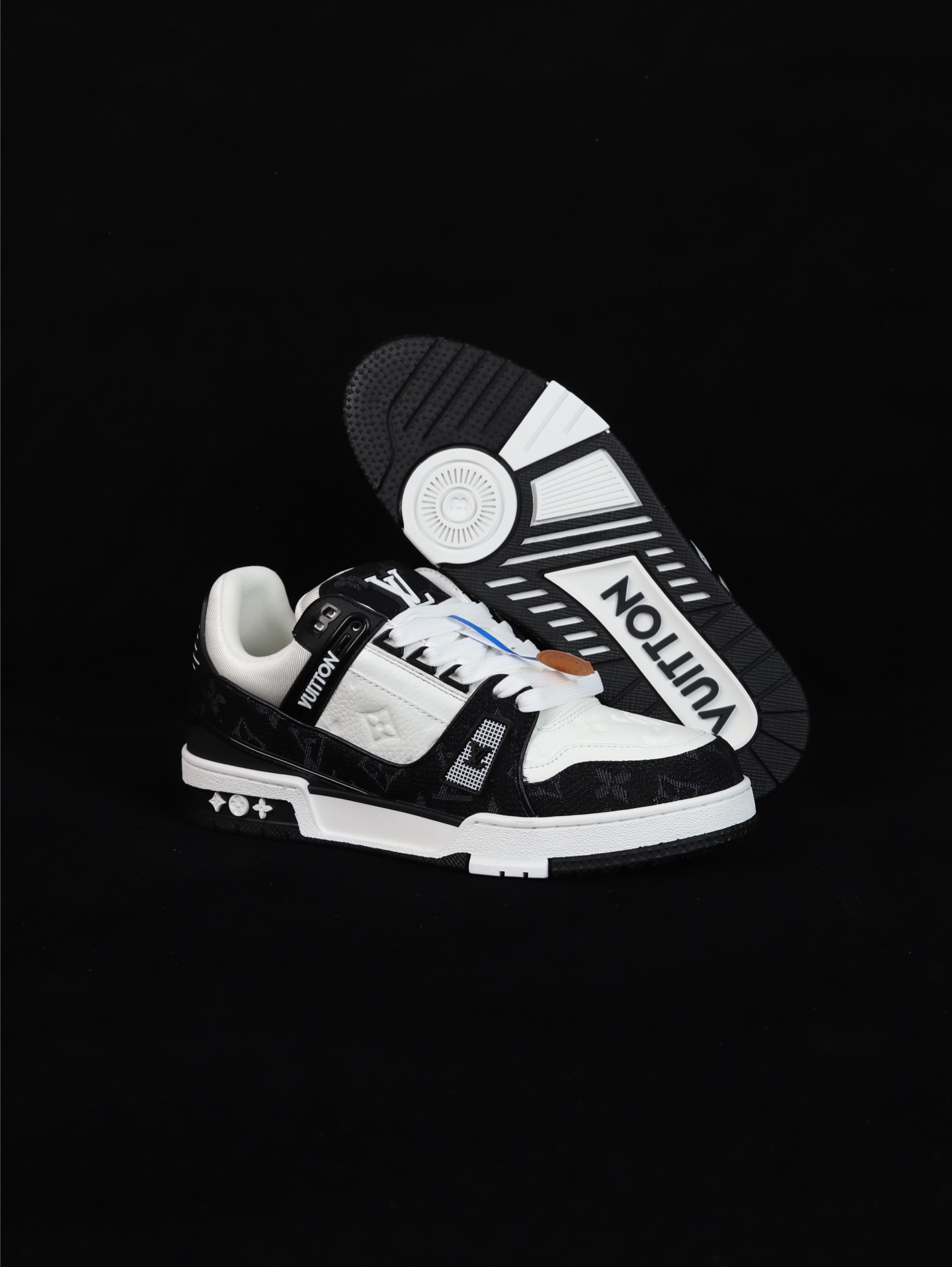 💰270
•D版·全头层广东货/长期补货
Louis Vuitton Trainer lv时装走秀运动鞋 
完美鞋型超高的清洁度 零毛边线头瑕疵 全套原楦原纸版原鞋开模 全网最具灵魂的版型 正确原装黄色鞋盒 正确中底印花 鞋面印花3D高频深度立体 全鞋电脑针车 紧密相连 针距密度一致 环保乳胶注塑鞋垫 厚度脚感还原原版 皮面裁剪部位 统一油边封口工艺 原装橡胶大底含胶量大底组合零偏差 专柜全套包装 防尘袋 说明书 质保卡 男女鞋 
尺码：35 36 37 38 39 40 41 42 43 44 45