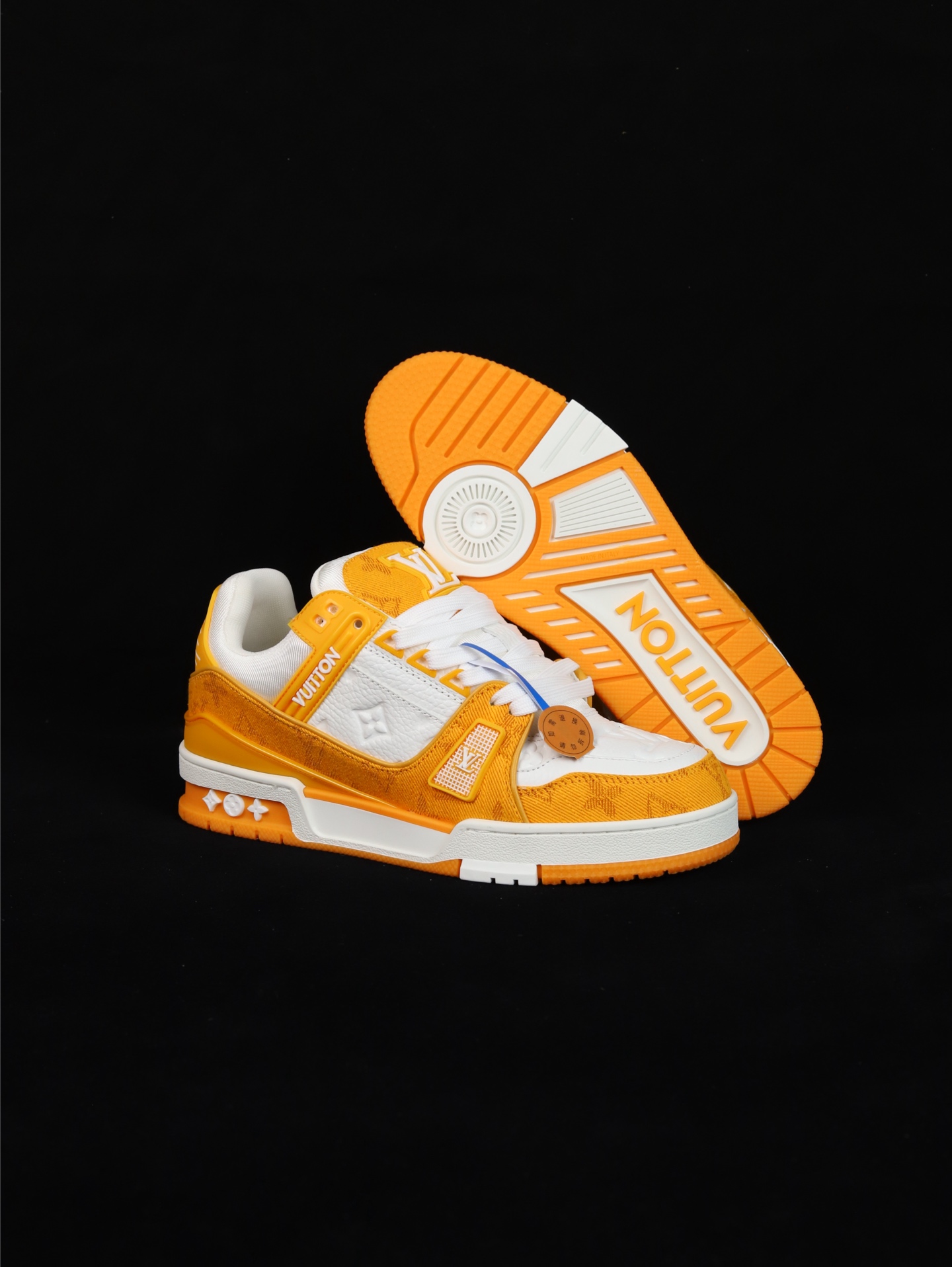 💰270
•D版·全头层广东货/长期补货
Louis Vuitton Trainer lv时装走秀运动鞋 
完美鞋型超高的清洁度 零毛边线头瑕疵 全套原楦原纸版原鞋开模 全网最具灵魂的版型 正确原装黄色鞋盒 正确中底印花 鞋面印花3D高频深度立体 全鞋电脑针车 紧密相连 针距密度一致 环保乳胶注塑鞋垫 厚度脚感还原原版 皮面裁剪部位 统一油边封口工艺 原装橡胶大底含胶量大底组合零偏差 专柜全套包装 防尘袋 说明书 质保卡 男女鞋 
尺码：35 36 37 38 39 40 41 42 43 44 45