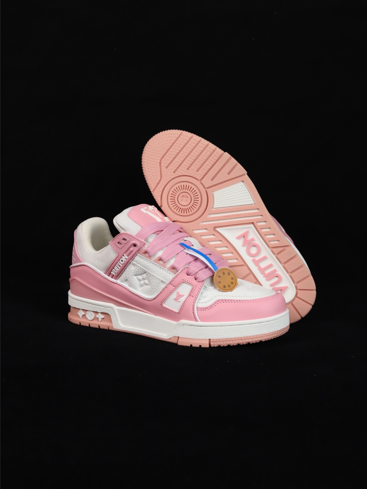 💰270
•D版·全头层广东货/长期补货
Louis Vuitton Trainer lv时装走秀运动鞋 
完美鞋型超高的清洁度 零毛边线头瑕疵 全套原楦原纸版原鞋开模 全网最具灵魂的版型 正确原装黄色鞋盒 正确中底印花 鞋面印花3D高频深度立体 全鞋电脑针车 紧密相连 针距密度一致 环保乳胶注塑鞋垫 厚度脚感还原原版 皮面裁剪部位 统一油边封口工艺 原装橡胶大底含胶量大底组合零偏差 专柜全套包装 防尘袋 说明书 质保卡 男女鞋 
尺码：35 36 37 38 39 40 41 42 43 44 45