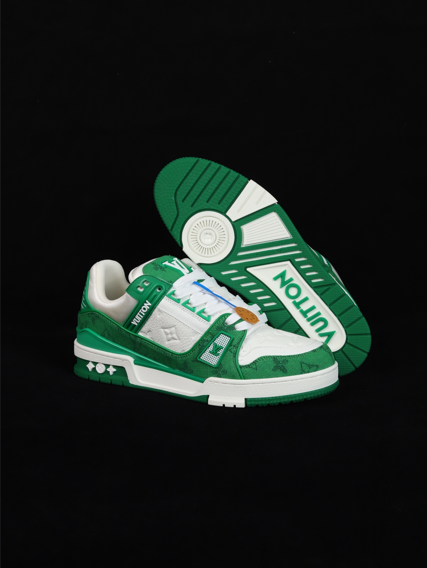 💰270
•D版·全头层广东货/长期补货
Louis Vuitton Trainer lv时装走秀运动鞋 
完美鞋型超高的清洁度 零毛边线头瑕疵 全套原楦原纸版原鞋开模 全网最具灵魂的版型 正确原装黄色鞋盒 正确中底印花 鞋面印花3D高频深度立体 全鞋电脑针车 紧密相连 针距密度一致 环保乳胶注塑鞋垫 厚度脚感还原原版 皮面裁剪部位 统一油边封口工艺 原装橡胶大底含胶量大底组合零偏差 专柜全套包装 防尘袋 说明书 质保卡 男女鞋 
尺码：35 36 37 38 39 40 41 42 43 44 45