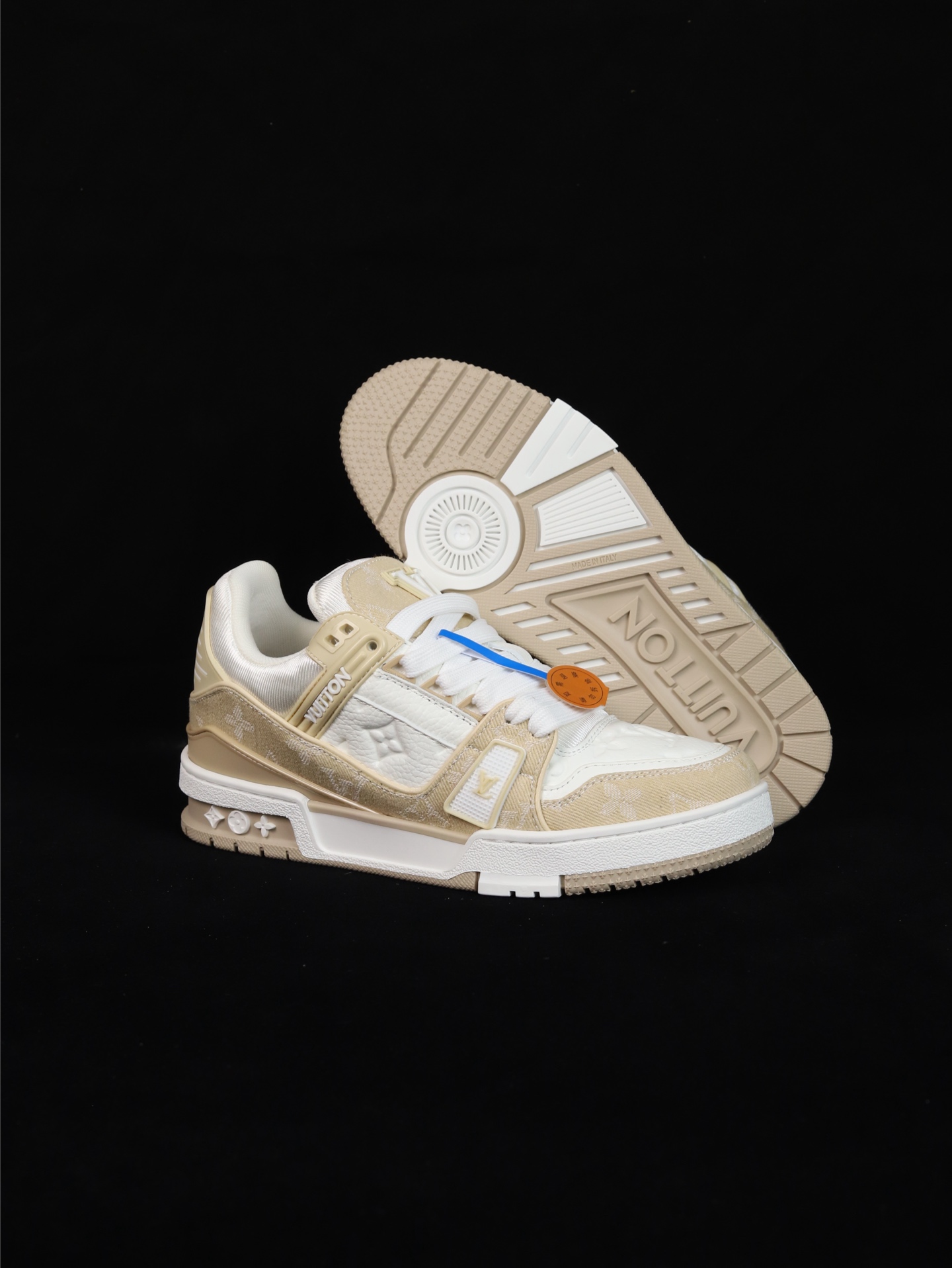 💰270
•D版·全头层广东货/长期补货
Louis Vuitton Trainer lv时装走秀运动鞋 
完美鞋型超高的清洁度 零毛边线头瑕疵 全套原楦原纸版原鞋开模 全网最具灵魂的版型 正确原装黄色鞋盒 正确中底印花 鞋面印花3D高频深度立体 全鞋电脑针车 紧密相连 针距密度一致 环保乳胶注塑鞋垫 厚度脚感还原原版 皮面裁剪部位 统一油边封口工艺 原装橡胶大底含胶量大底组合零偏差 专柜全套包装 防尘袋 说明书 质保卡 男女鞋 
尺码：35 36 37 38 39 40 41 42 43 44 45