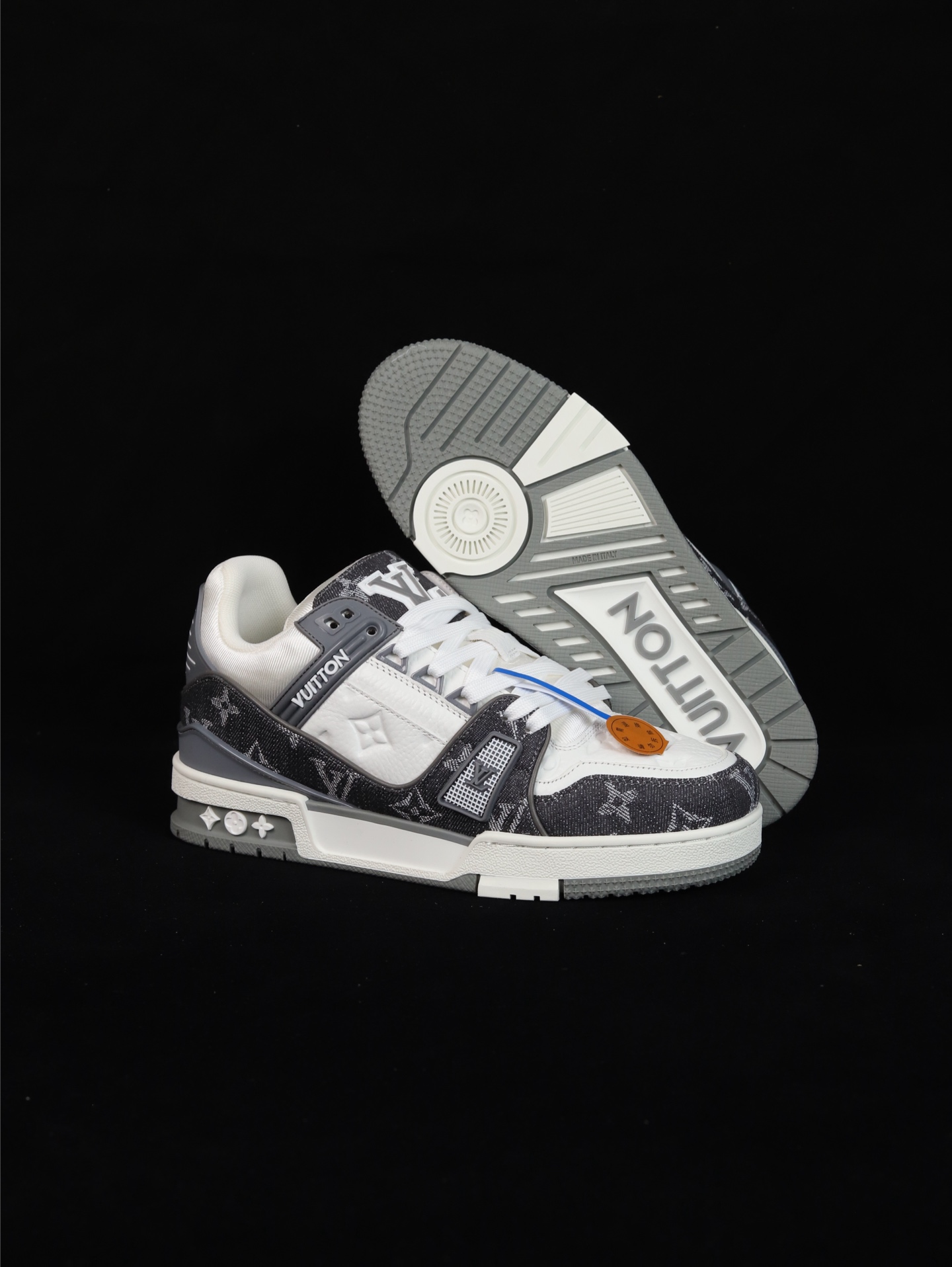 💰270
•D版·全头层广东货/长期补货
Louis Vuitton Trainer lv时装走秀运动鞋 
完美鞋型超高的清洁度 零毛边线头瑕疵 全套原楦原纸版原鞋开模 全网最具灵魂的版型 正确原装黄色鞋盒 正确中底印花 鞋面印花3D高频深度立体 全鞋电脑针车 紧密相连 针距密度一致 环保乳胶注塑鞋垫 厚度脚感还原原版 皮面裁剪部位 统一油边封口工艺 原装橡胶大底含胶量大底组合零偏差 专柜全套包装 防尘袋 说明书 质保卡 男女鞋 
尺码：35 36 37 38 39 40 41 42 43 44 45