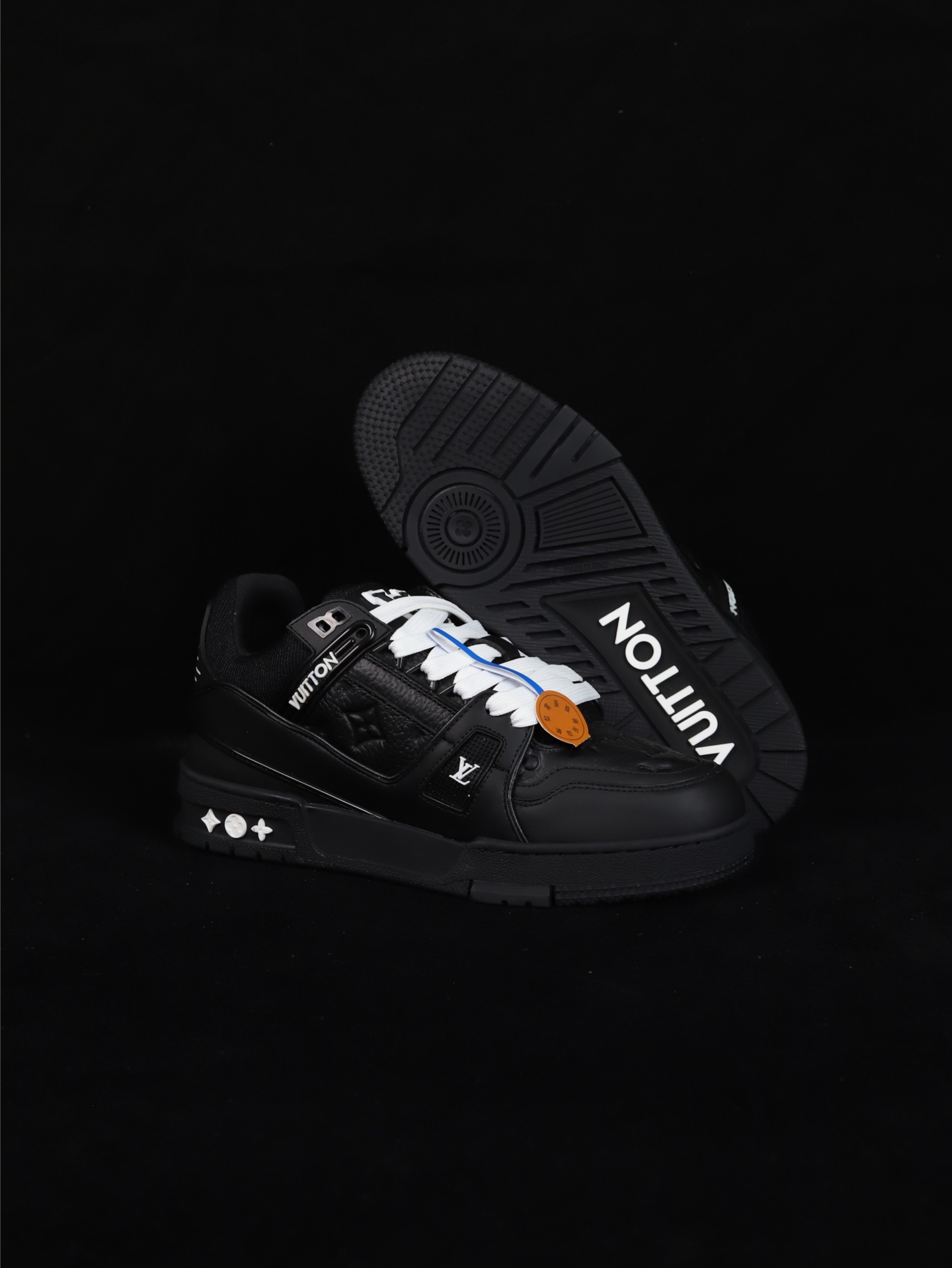 💰270
•D版·全头层广东货/长期补货
Louis Vuitton Trainer lv时装走秀运动鞋 
完美鞋型超高的清洁度 零毛边线头瑕疵 全套原楦原纸版原鞋开模 全网最具灵魂的版型 正确原装黄色鞋盒 正确中底印花 鞋面印花3D高频深度立体 全鞋电脑针车 紧密相连 针距密度一致 环保乳胶注塑鞋垫 厚度脚感还原原版 皮面裁剪部位 统一油边封口工艺 原装橡胶大底含胶量大底组合零偏差 专柜全套包装 防尘袋 说明书 质保卡 男女鞋 
尺码：35 36 37 38 39 40 41 42 43 44 45