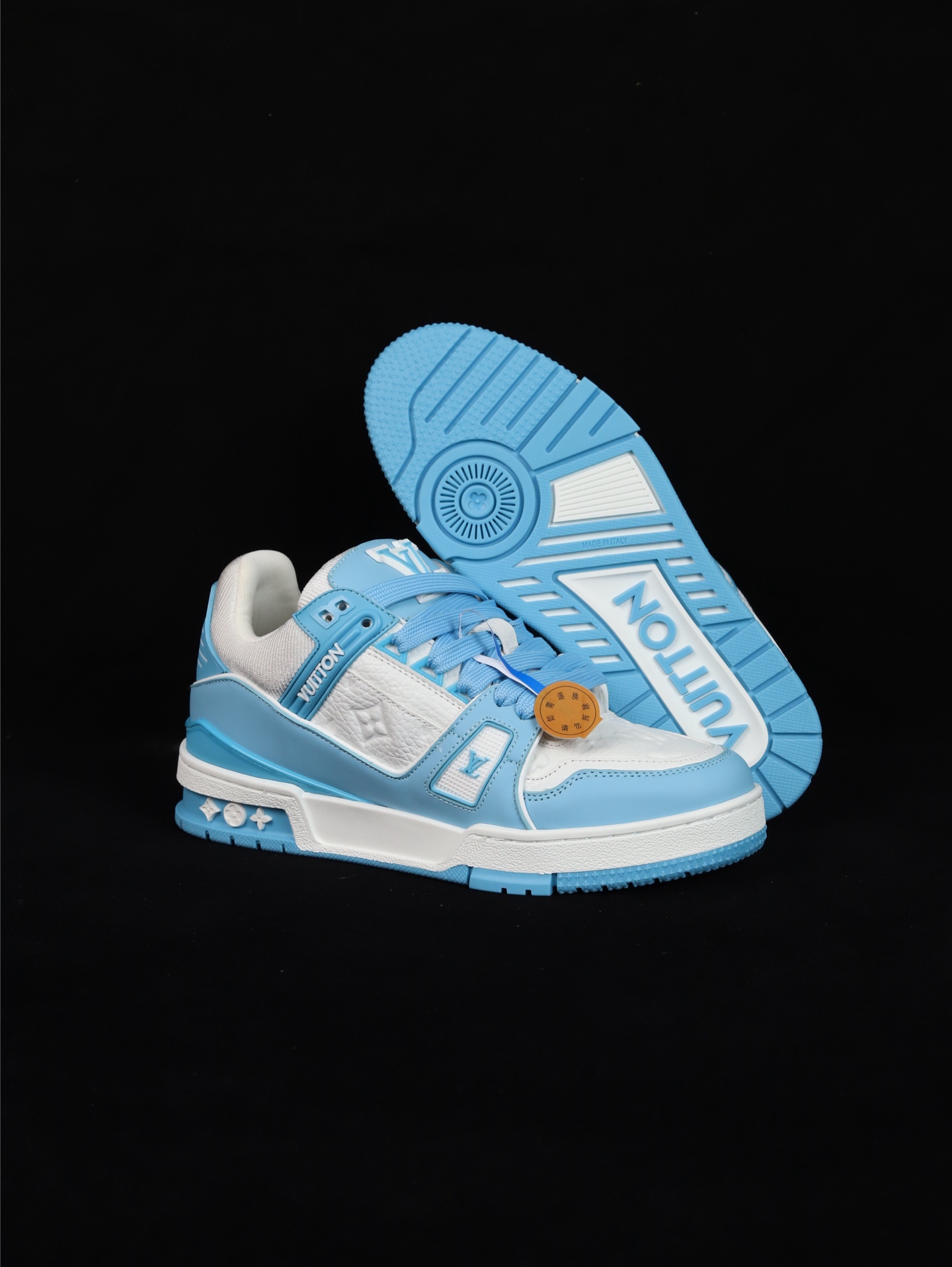 💰270
•D版·全头层广东货/长期补货
Louis Vuitton Trainer lv时装走秀运动鞋 
完美鞋型超高的清洁度 零毛边线头瑕疵 全套原楦原纸版原鞋开模 全网最具灵魂的版型 正确原装黄色鞋盒 正确中底印花 鞋面印花3D高频深度立体 全鞋电脑针车 紧密相连 针距密度一致 环保乳胶注塑鞋垫 厚度脚感还原原版 皮面裁剪部位 统一油边封口工艺 原装橡胶大底含胶量大底组合零偏差 专柜全套包装 防尘袋 说明书 质保卡 男女鞋 
尺码：35 36 37 38 39 40 41 42 43 44 45