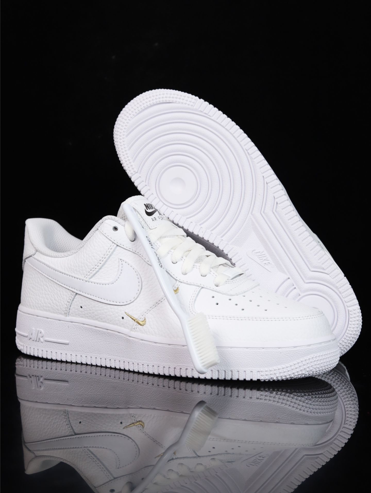 特价Nike Air Force 1 Low 原厂冲刀皮料切割干净 无任何毛边 清洁度细节完美 做工细节