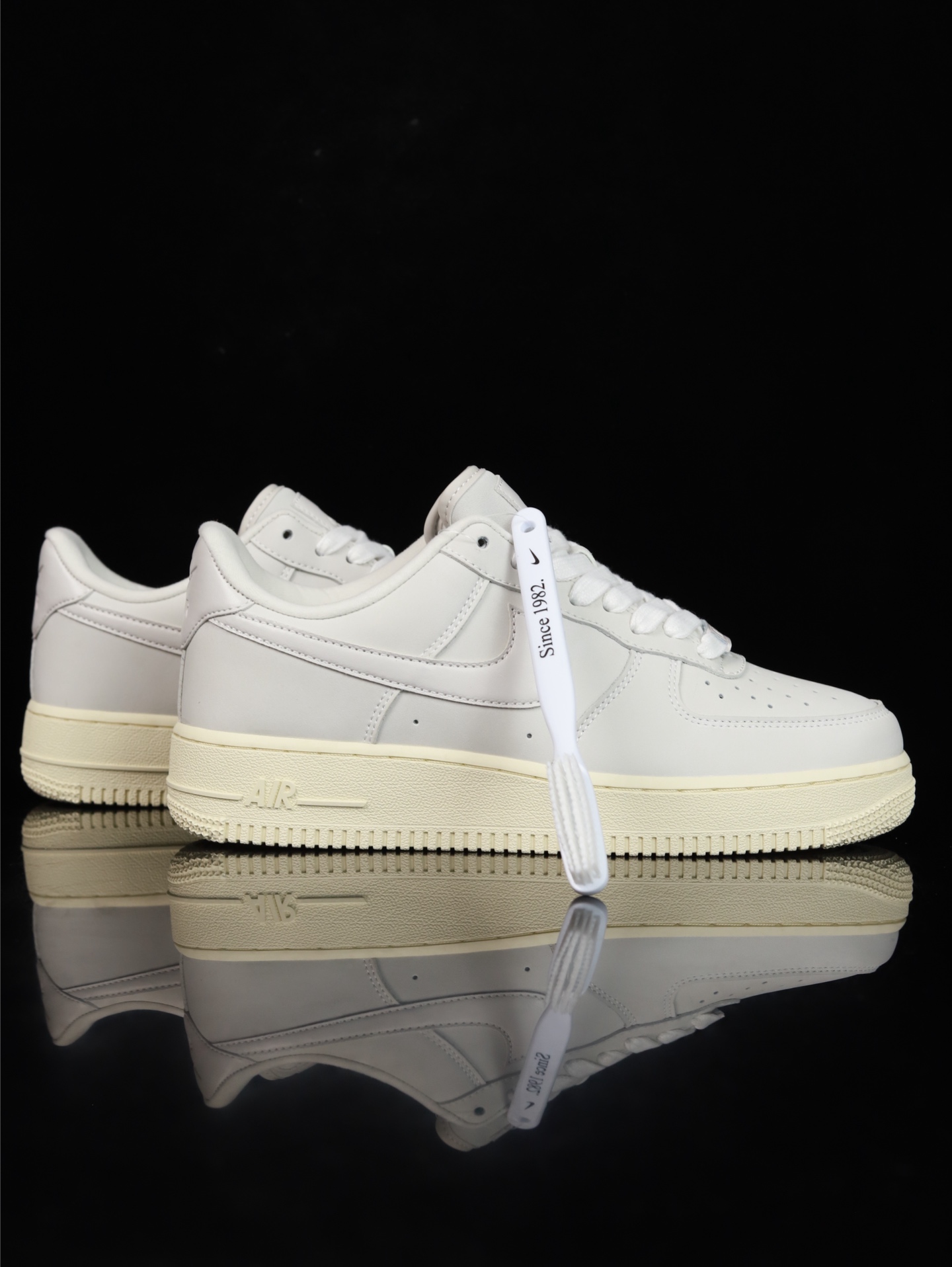 特价 Nike Air Force 1 Low 原厂冲刀皮料切割干净 无任何毛边 清洁度细节完美 做工细